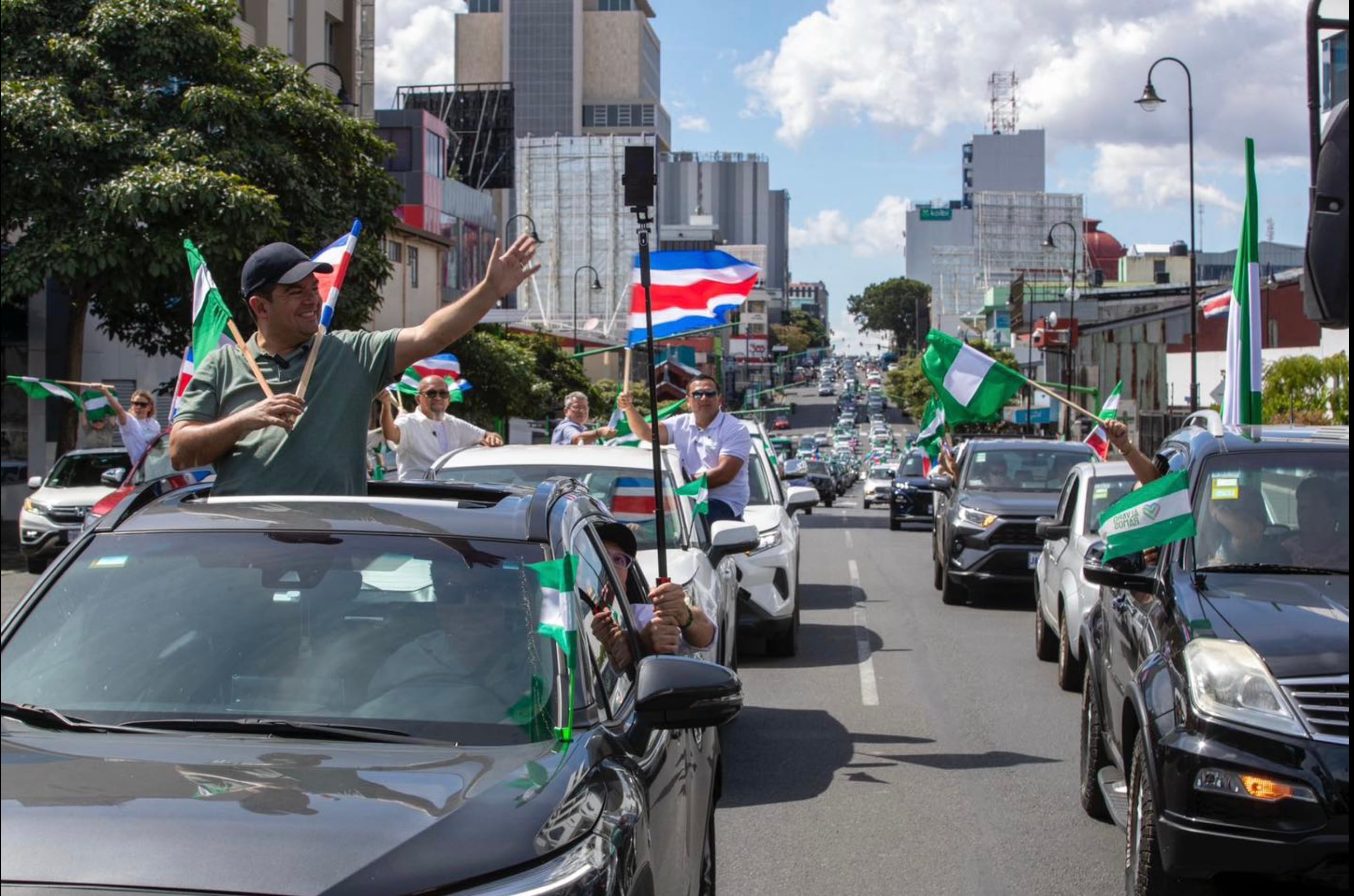Álvaro Ramos Chaves saludó a simpatizantes durante la caravana del PLN, marcada por banderas verde y blanco y pitazos de decenas de vehículos en San José.