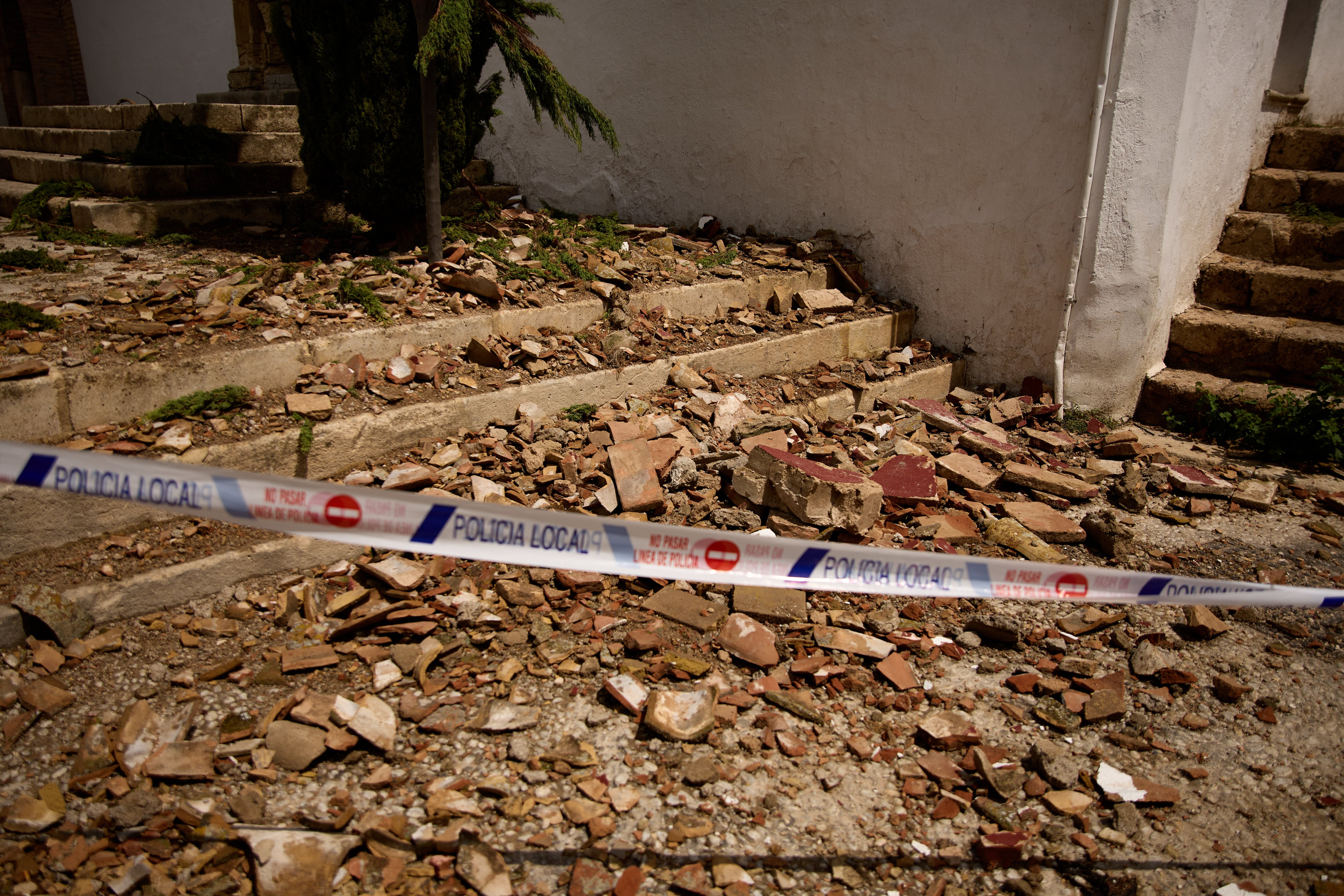 Una foto tomada el 15 de agosto de 2026 muestra azulejos rotos en el piso de la entrada de la iglesia de San Miguel Bajo, en el barrio de El Albayzín de Granada, Andalucía, tras un temblor sísmico ocurrido durante la noche. No se reportaron víctimas ni daños estructurales graves ni generalizados, ya que un terremoto de magnitud 5 sacudió a Granada, la joya turística de España, en la noche del 14 al 15 de agosto de 2026. (Foto de Enrique Fajardo / AFP)