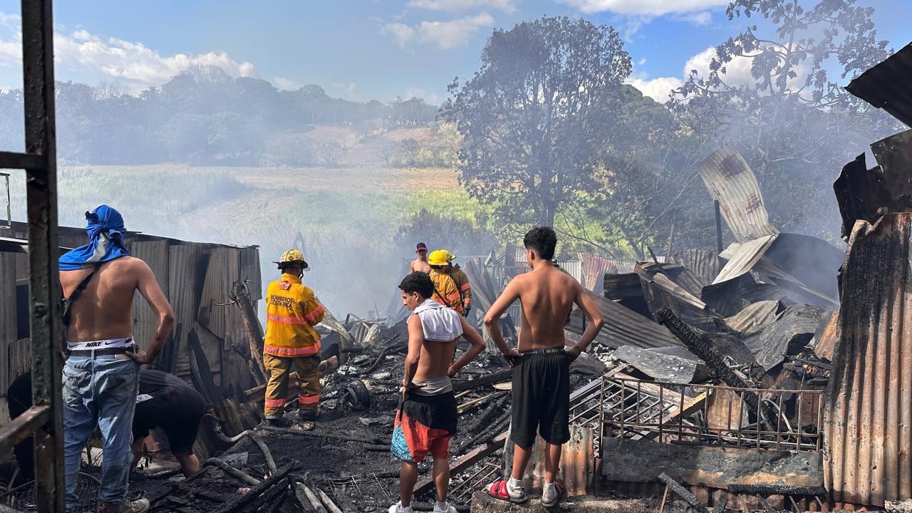 El incendio se reportó a las 12:25 p.m. de este jueves 15 de enero.