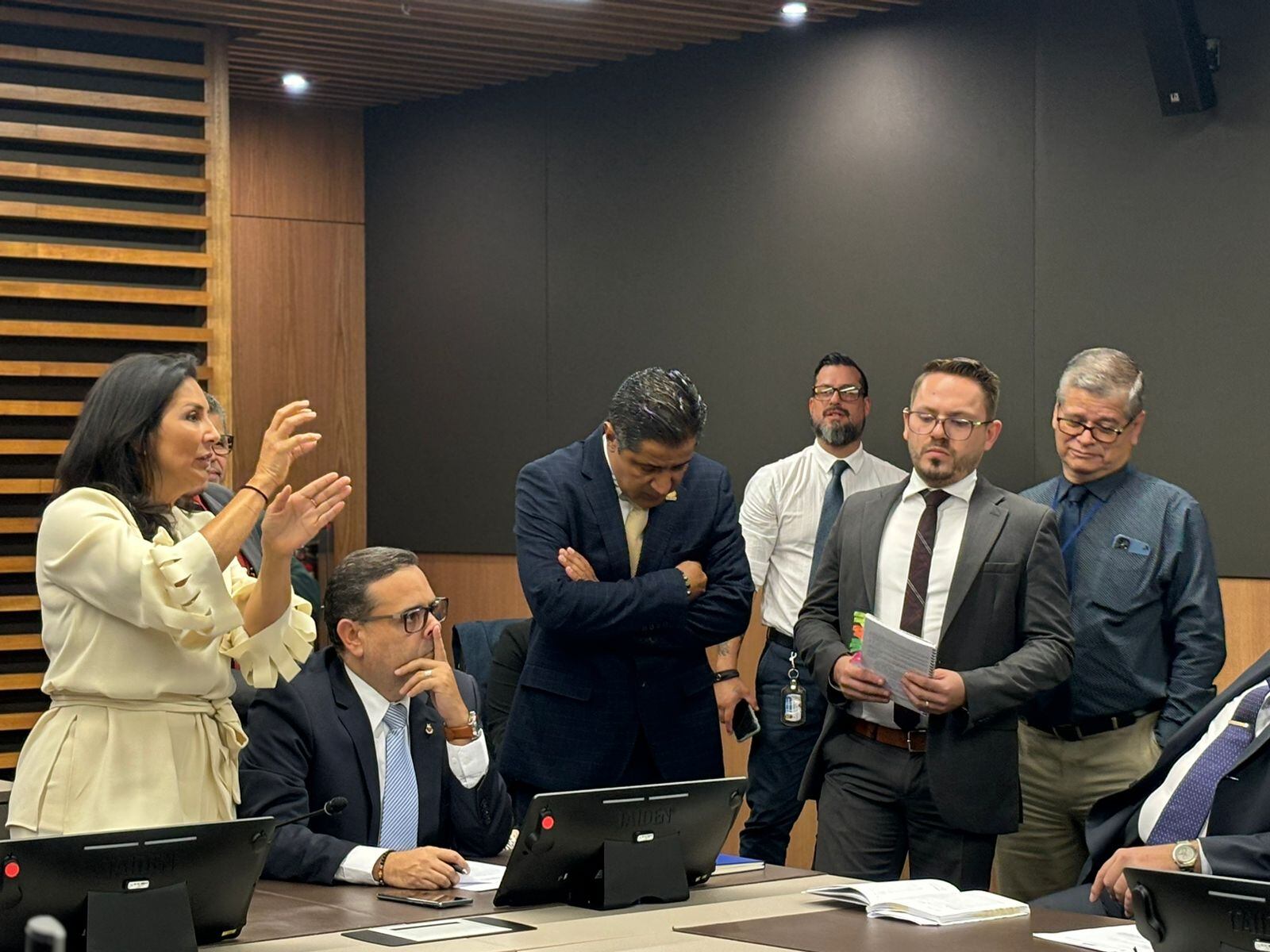 Nogui Acosta, ministro de Hacienda (en el medio y cabizbajo), fue cuestionado por la diputada Paulina Ramírez, por la demora en soluciones para solventar el faltante de aguinaldos en el MEP. Foto: Cortesía Mario Aguilar para LN