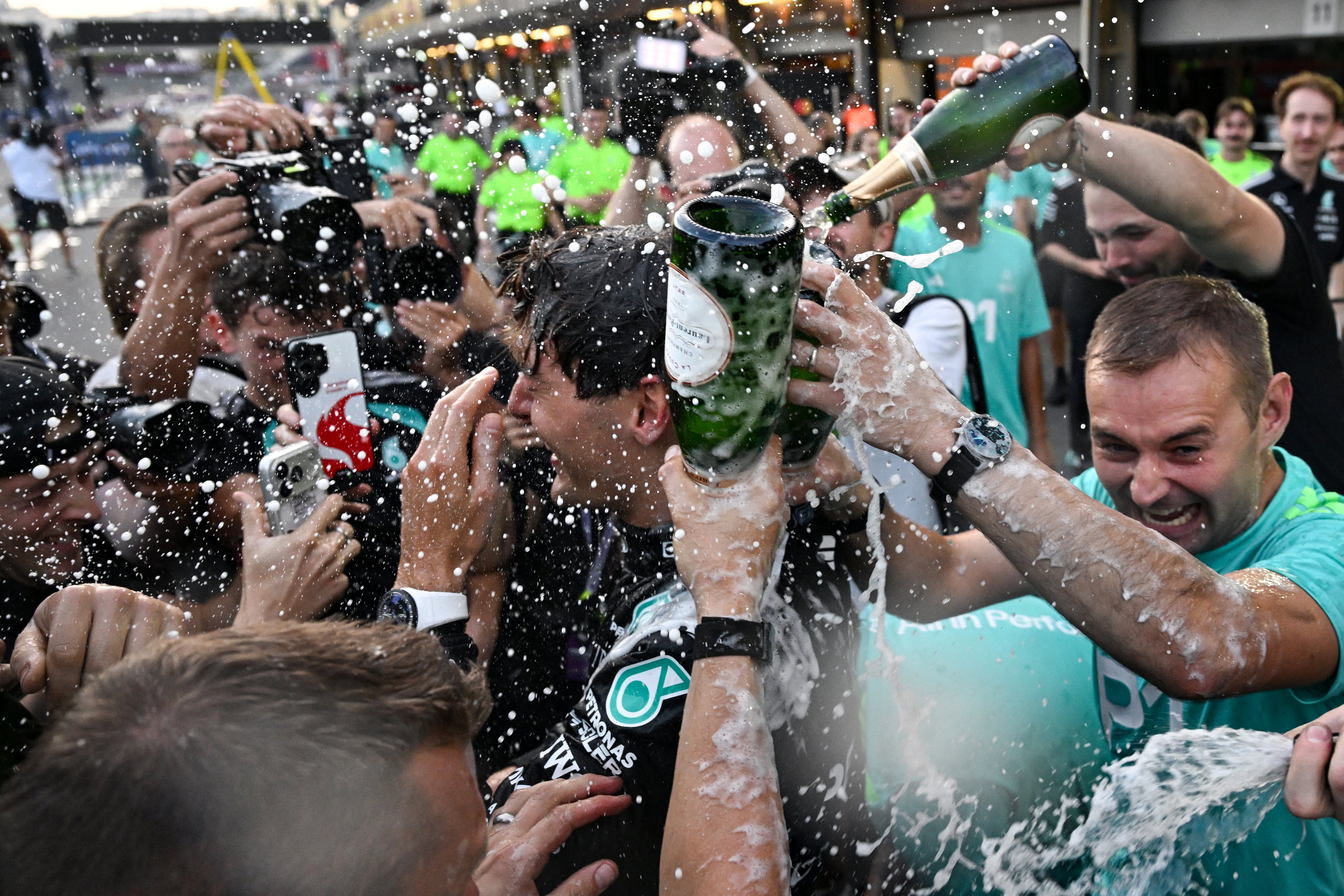 George Russell celebra con el equipo Mercedes su victoria en el Gran Premio de Azerbaiyán de Fórmula 1 en el circuito de Bakú.