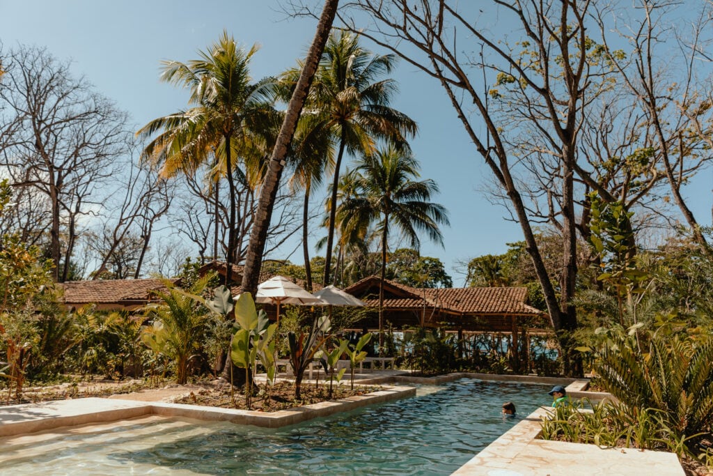 Hotel boutique frente al mar que destaca por su piscina rodeada de vegetación tropical, ideal para el descanso. Combina diseño contemporáneo con ambiente familiar, además de actividades como surf, yoga y oferta gastronómica.