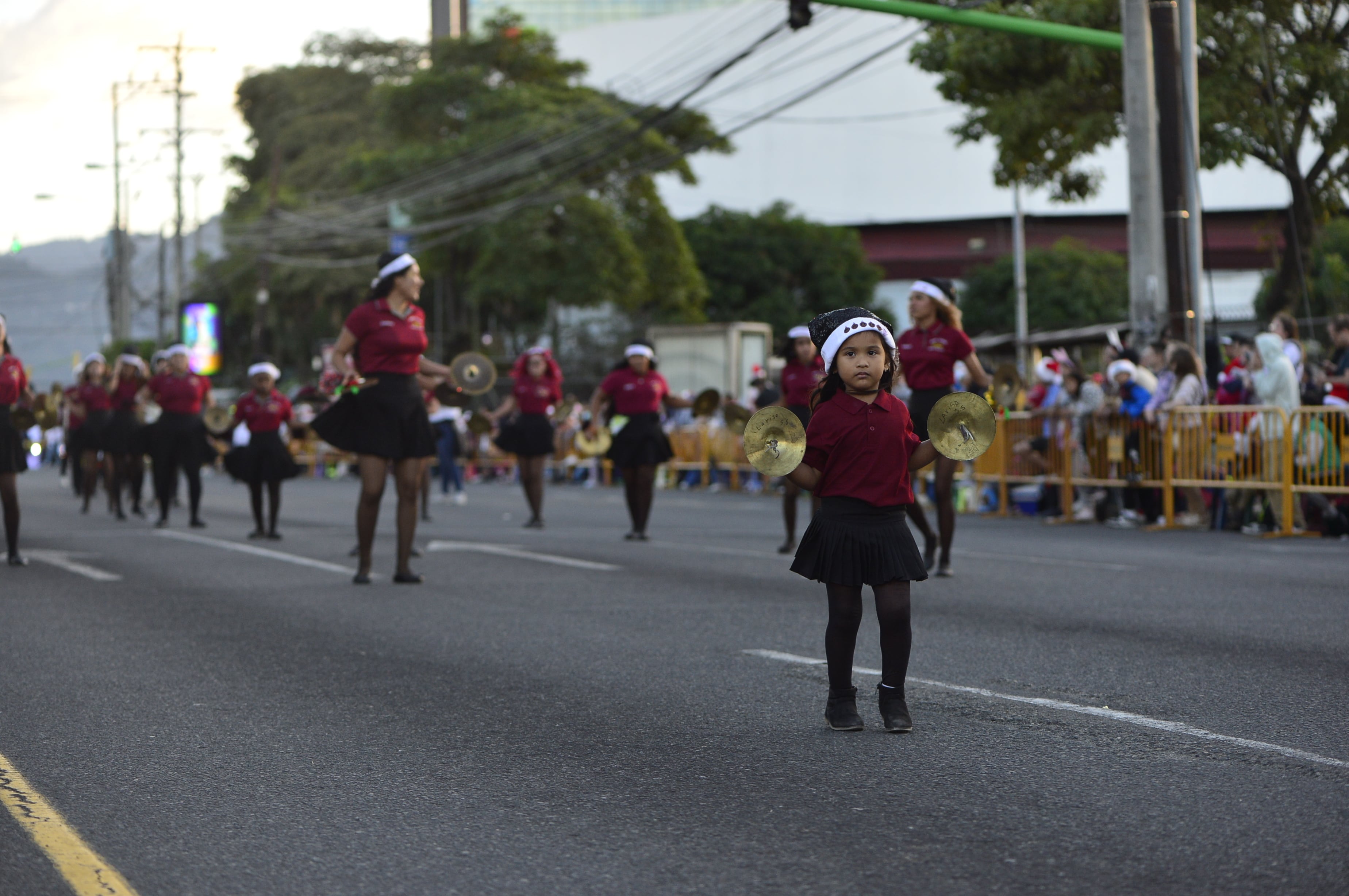 Imágenes de artistas, músicos de bandas, bailarines folclóricos y mascaradas que participaron en el pasacalles previo al Festival de la Luz 2024 en San José.
