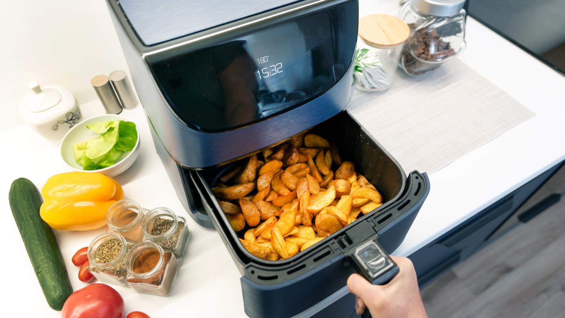 No todas las partes de la air fryer resisten la lavadora de platos. Conocer el modelo y aplicar una limpieza adecuada evita daños y alarga su vida útil.