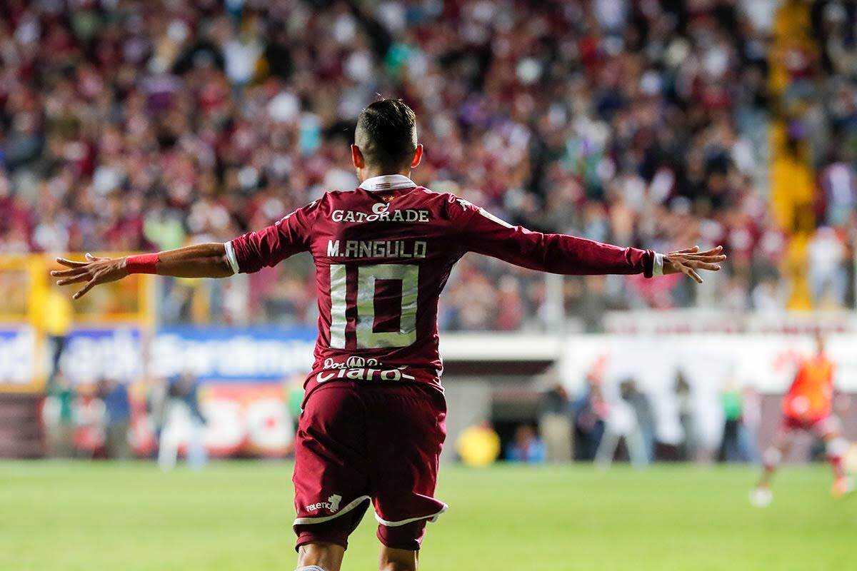 Marvin Angulo celebra el gol que le puso la cereza al pastel en la victoria morada.