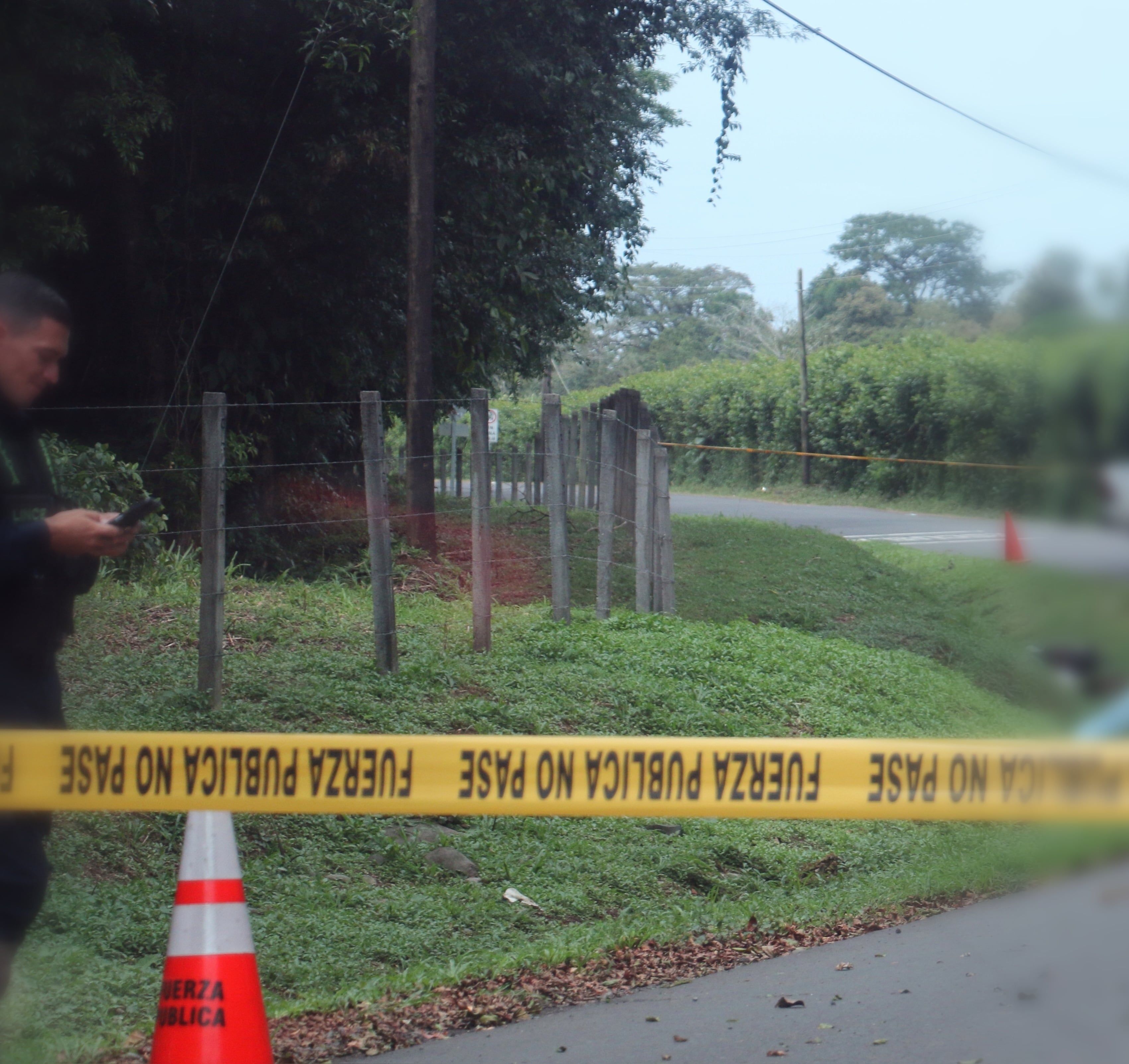 La Fuerza Pública de Sarapiquí acordonó la escena hasta el mediodía, cuando el OIJ levantó el cuerpo del veinteañero asesinado por motivos que se investigan. Foto: Reiner Montero.