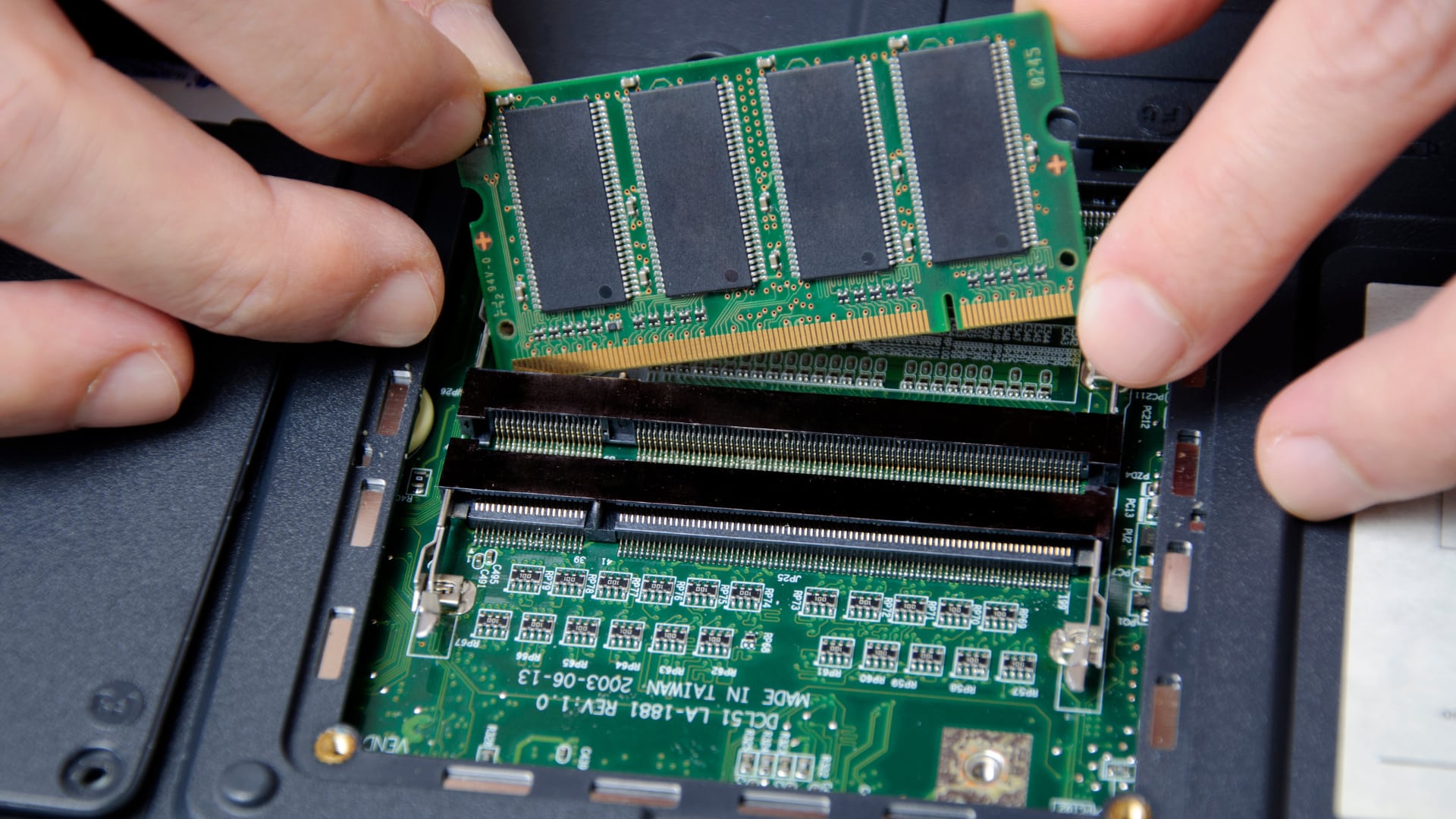 RAM insuficiente puede convertir su laptop en una máquina lenta. Esta guía le ayudará a elegir la cantidad adecuada según su perfil de uso.