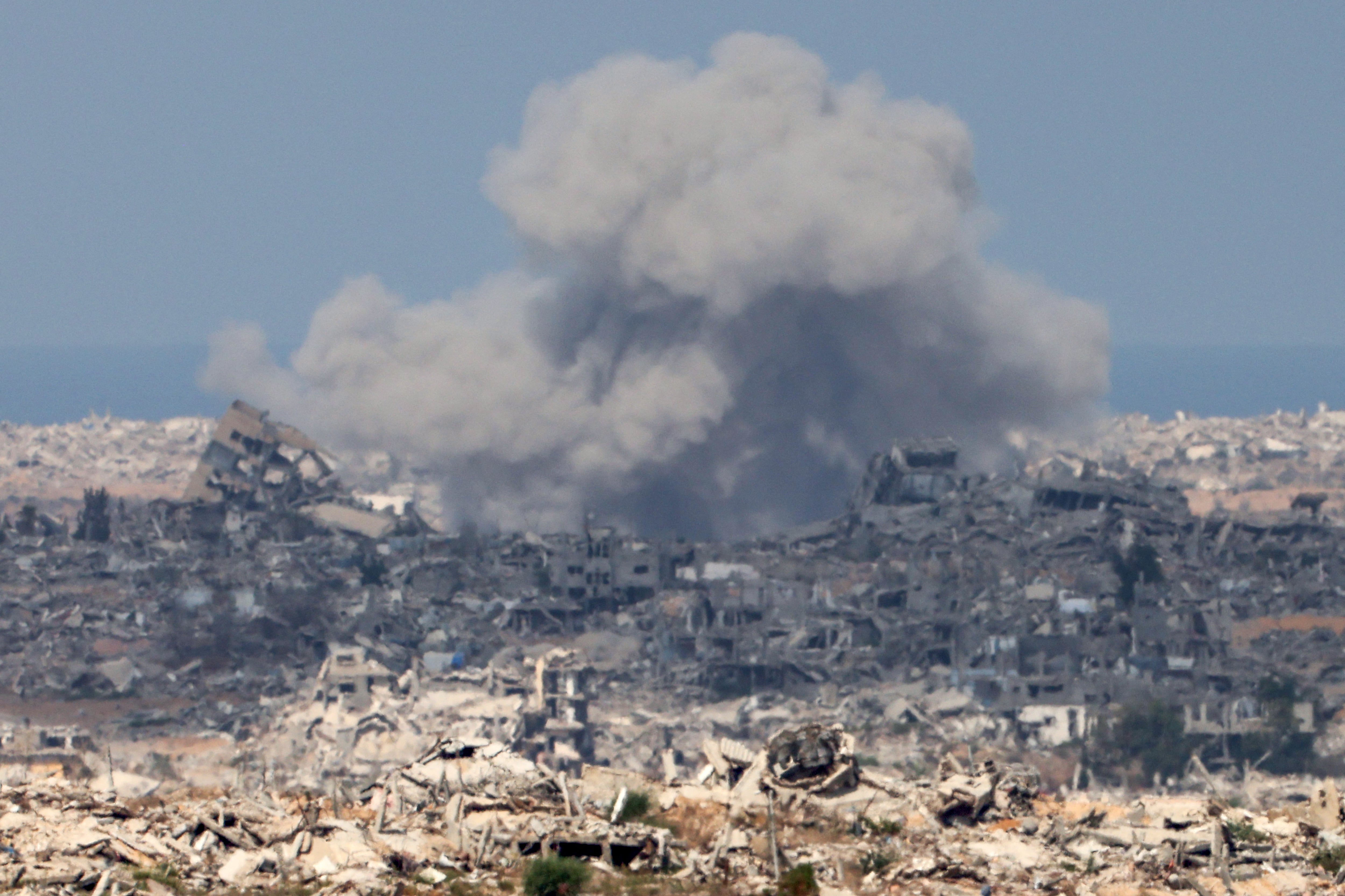 Columnas de humo en una ciudad devastada, en Gaza, luego de los intensos bombardeos lanzados por Israel este 16 e setiembre.