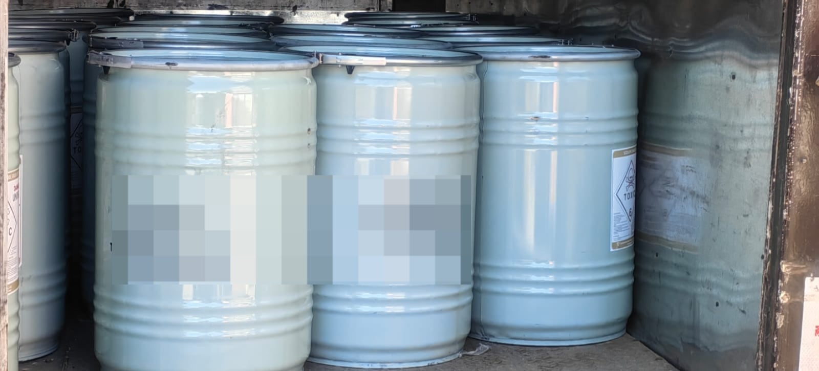 Oficiales de la Fuerza Pública decomisaron 30 estañones con cianuro tras detener a dos hombres en Ulloa de Heredia.