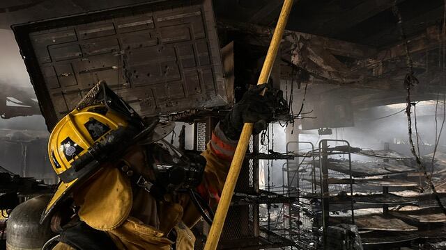 Incendio consumió un supermercado y un gimnasio en Llanos de Santa Lucía, en Paraíso de Cartago.