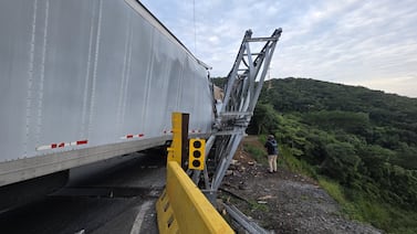 Puente Bailey en Cambronero permanecerá cerrado mientras evalúan daños tras colisión de tráiler