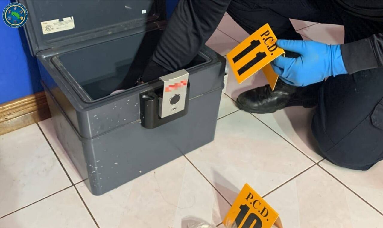 Parte de la droga estaba en una caja de seguridad. Los agentes allanaron tres viviendas el miércoles en Alajuela. Foto: MSP.
