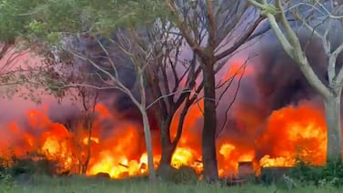 Incendio arrasa con bodega de plásticos en la Guácima (video)