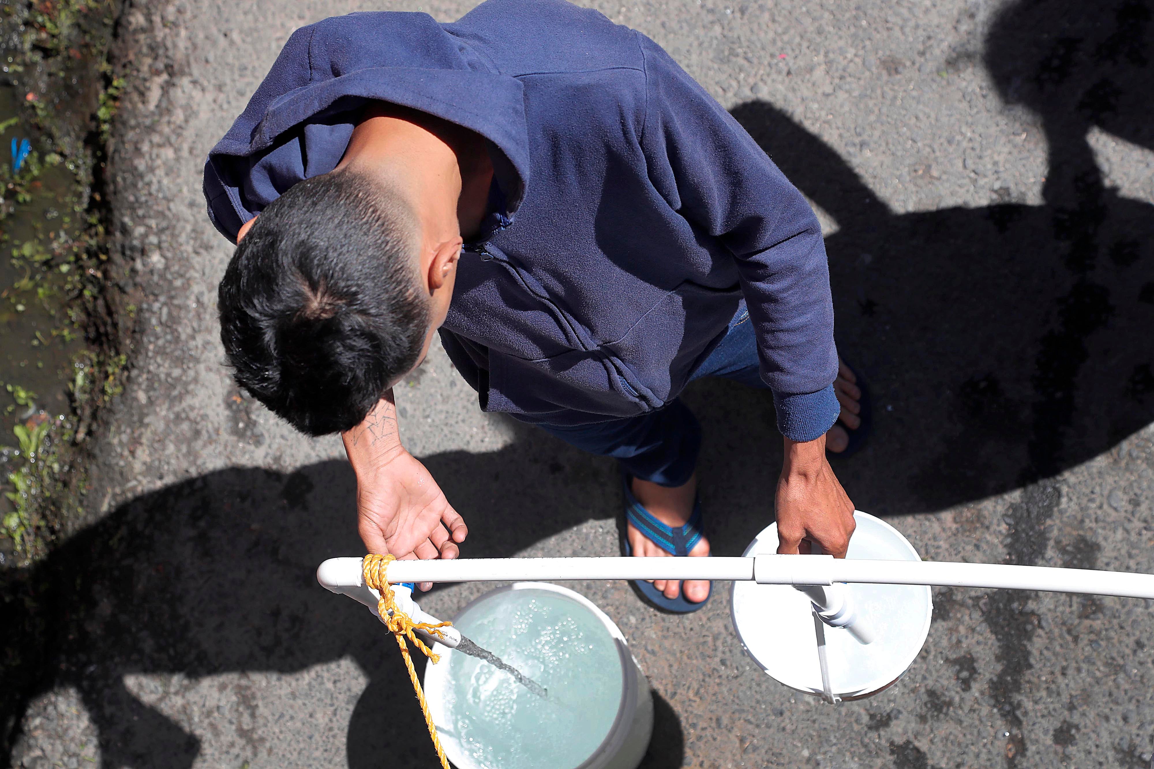 0/01/2024 Cinco Esquinas de Tibás, barrio San Gabriel Sur. Un camión cisterna contratado por Acueductos y Alcantarillados (AyA) repartió agua potable este martes por la mañana. Hombres, mujeres y niños de todas las edades se acercaron botellas, bidones, tarros y ollas para recoger agua ante la crisis que se vive por la contaminación del líquido con algún hidrocarburo hasta ahora desconocido. Foto: Rafael Pacheco Granados