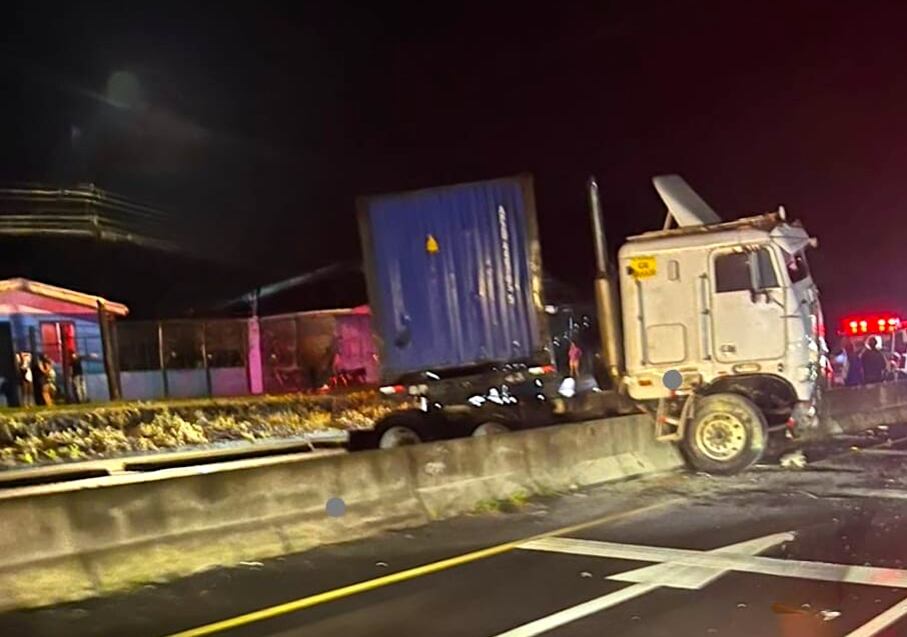 Este fue el punto donde ocurrió el choque del muro divisorio en ruta 32 la noche de este 5 de octubre. Fotografía: