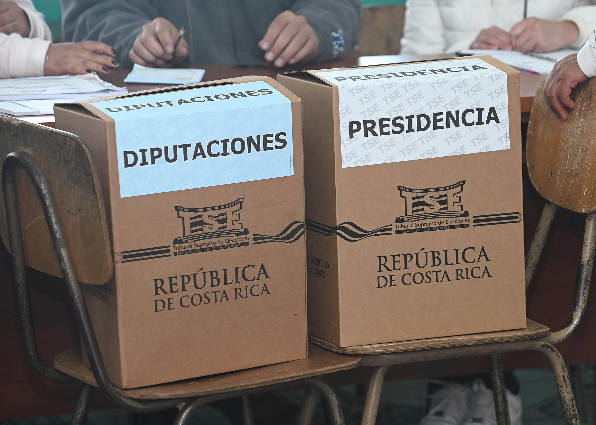 01 de febrero del 2026. Elecciones presidenciales. Escuela San Cristóbal Sur. Ambiente general de las mesas de votación y el expresidente de la República, José María Figueres Olsen emitió su voto en la junta 687 de la escuela. En la foto: Afluencia normal de público poco después de la apertura de las mesas a las 6 a.m. Manuel Leiva Mena (88) vecino de San Cristóbal. Foto: Albert Marín.