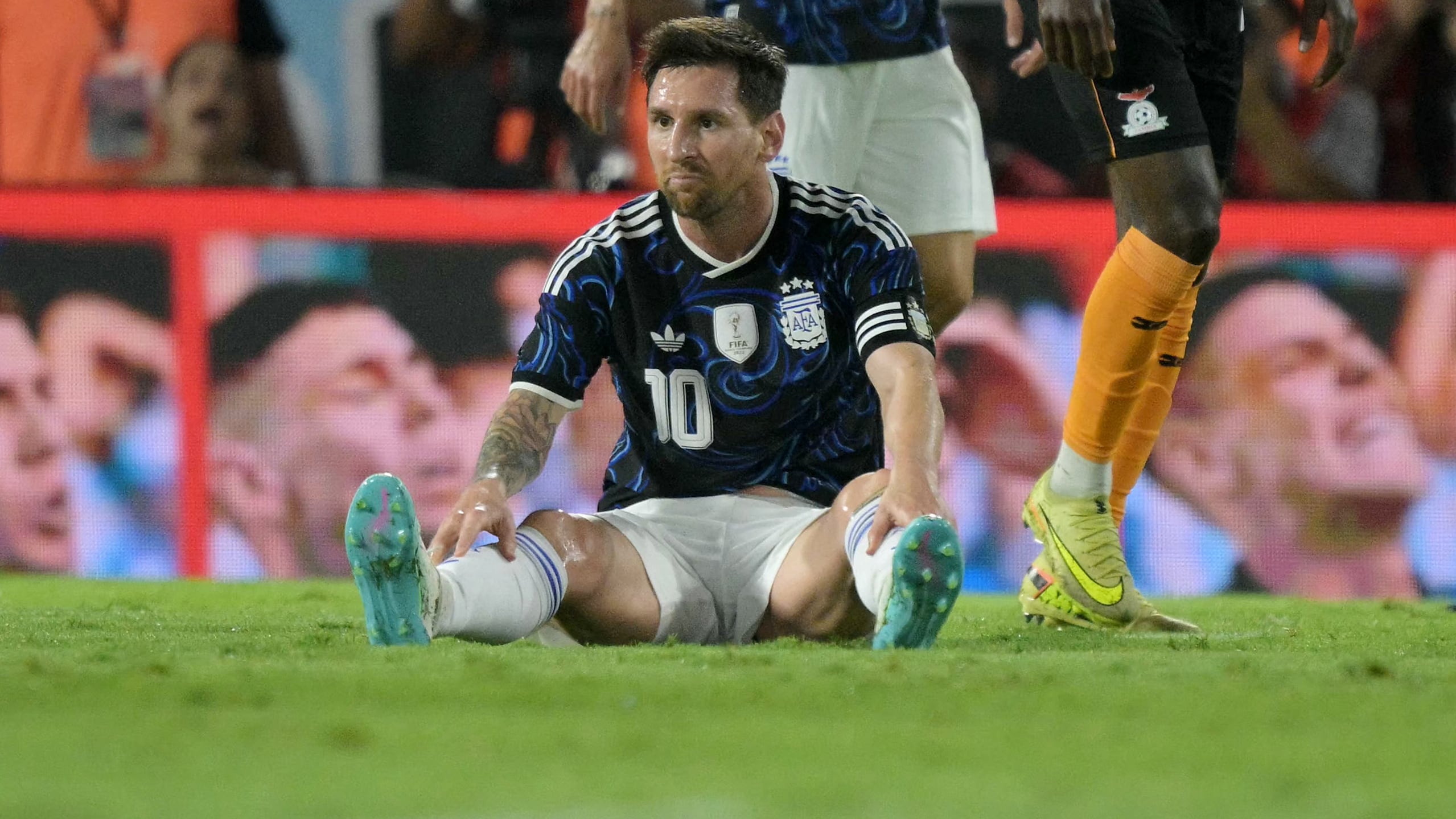 El delantero argentino #10 Lionel Messi se sienta en el suelo durante un partido amistoso de fútbol entre Argentina y Zambia en el estadio La Bombonera, en Buenos Aires, el 31 de marzo de 2026. (Foto de JUAN MABROMATA / AFP)
