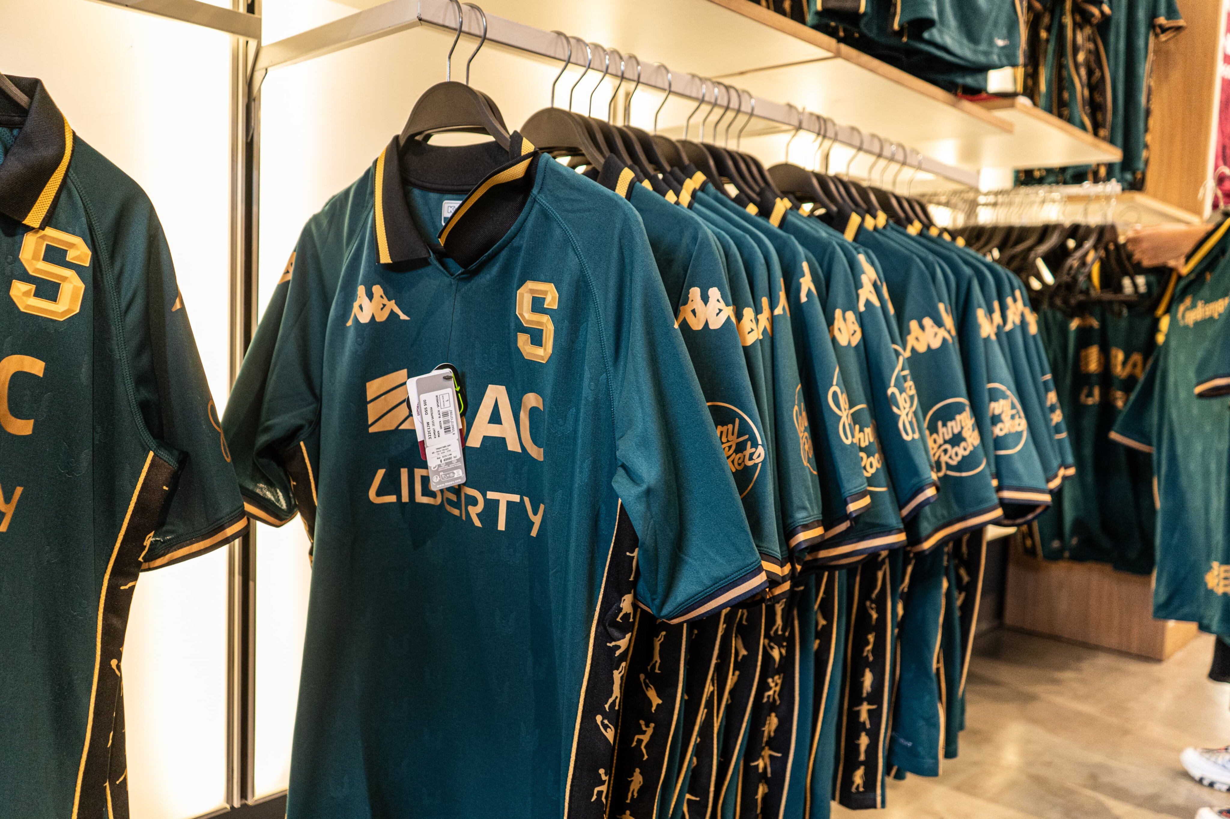 Morados hacen fila para comprar tercer uniforme de Saprissa