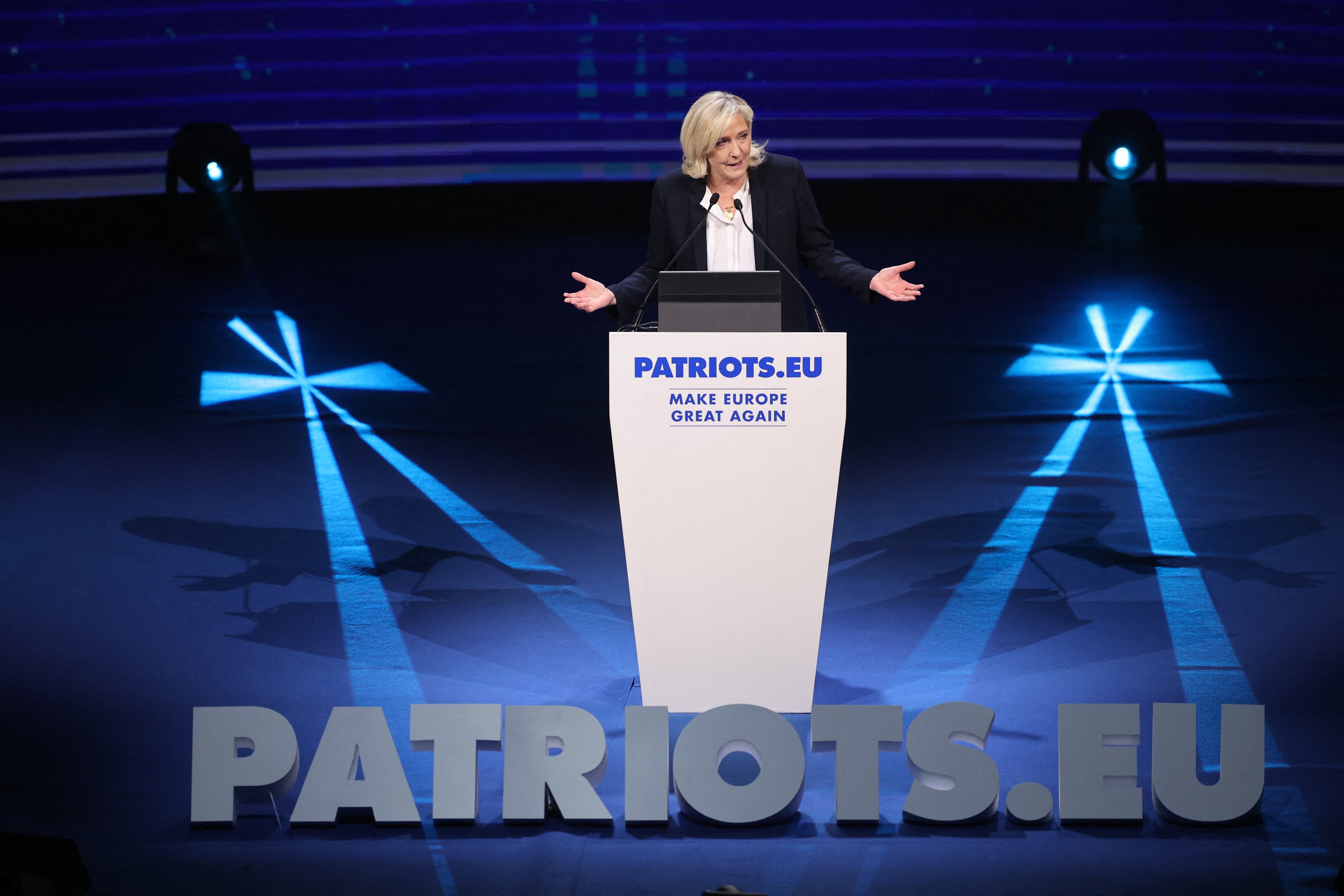 Marine Le Pen afirmó que desde la elección de Trump, Europa y el mundo experimentan una aceleración histórica hacia un cambio radical.