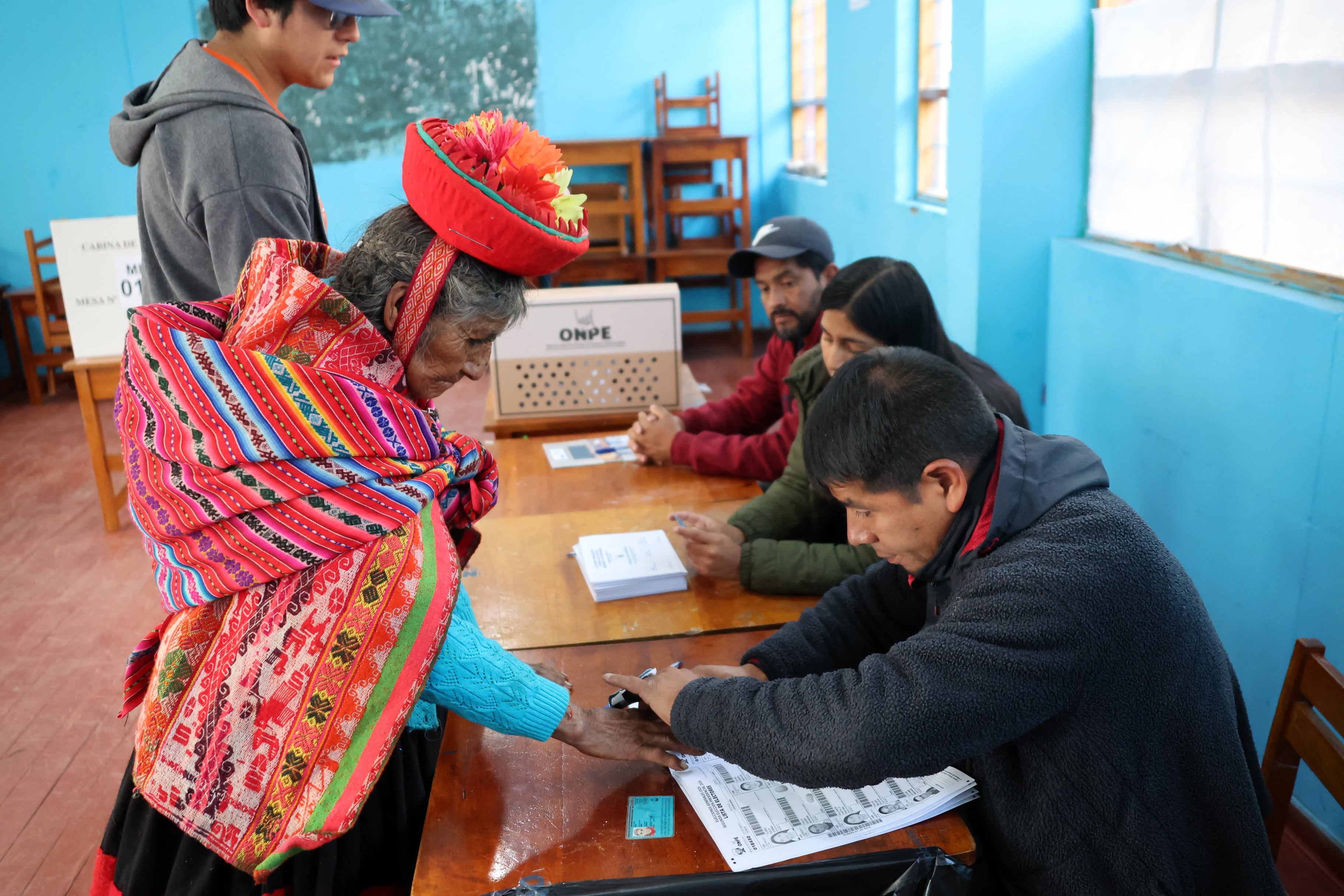 Una residente local deposita su huella dactilar en el registro electoral durante la segunda vuelta de las elecciones presidenciales en un colegio electoral de Ollantaytambo, departamento de Cusco, Perú, el 7 de junio de 2026. Los peruanos elegirán a su noveno presidente en 10 años en una reñida segunda vuelta entre la conservadora Keiko Fujimori y el izquierdista Roberto Sánchez, quienes intentan ganarse el voto de personas hartas del caos político y el aumento de la delincuencia.