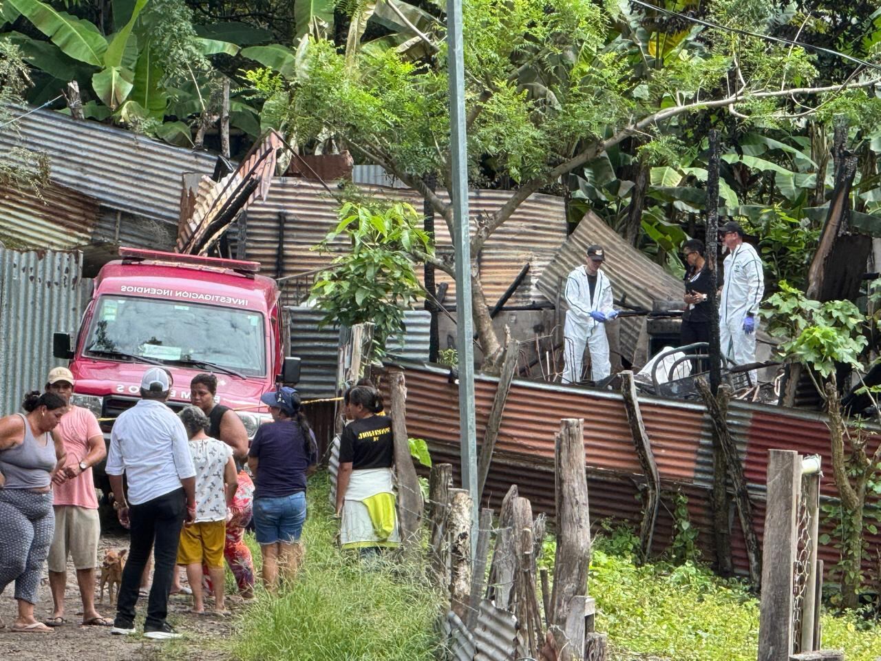 Una mujer de unos 40 años falleció producto de un incendio ocurrido la madrugada del lunes 13 de octubre en Salinas de Caldera, en Esparza, Puntarenas.