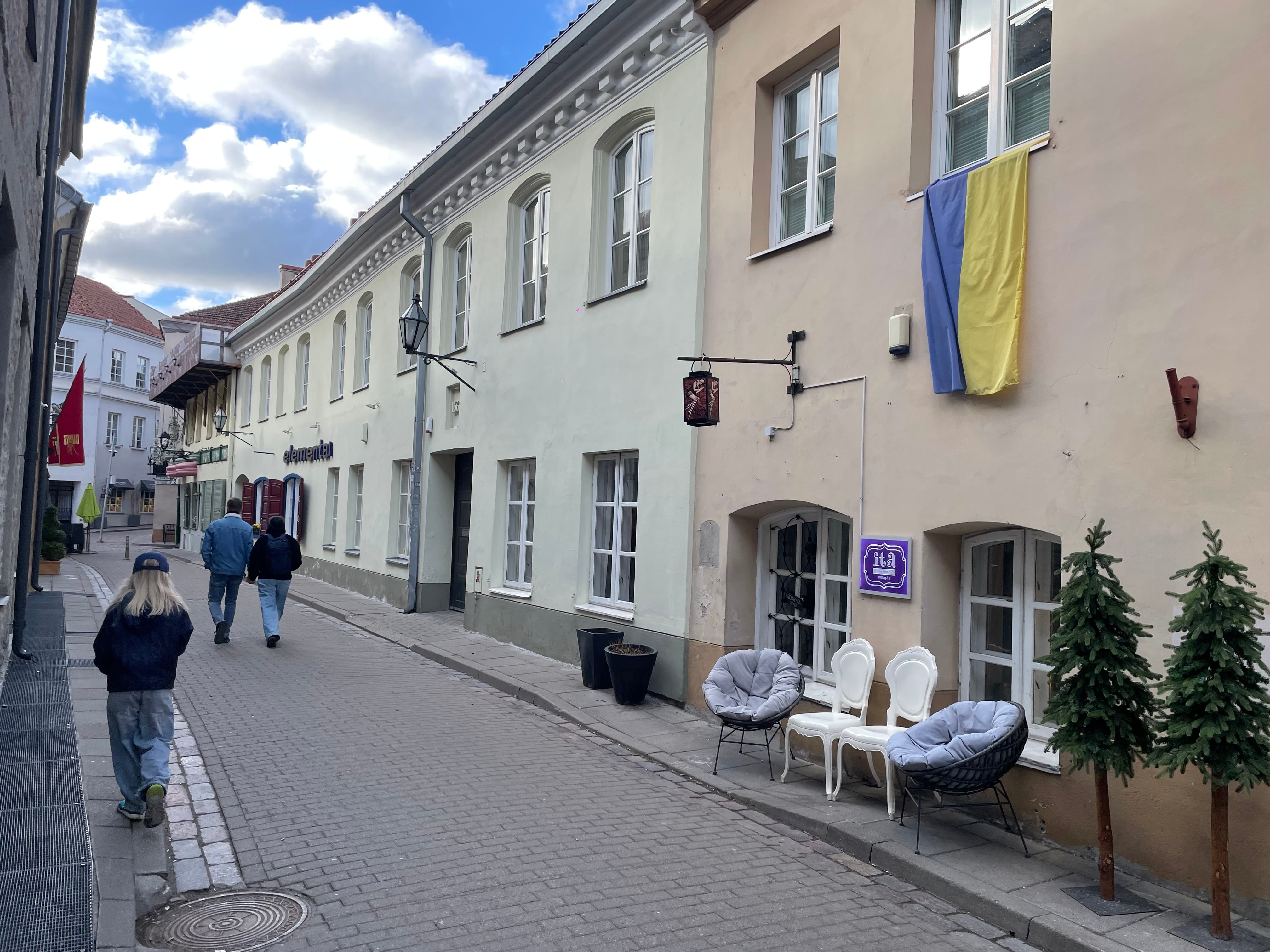 Docenas de edificios y casas de Vilna, Lituania, exhiben la bandera de Ucrania.