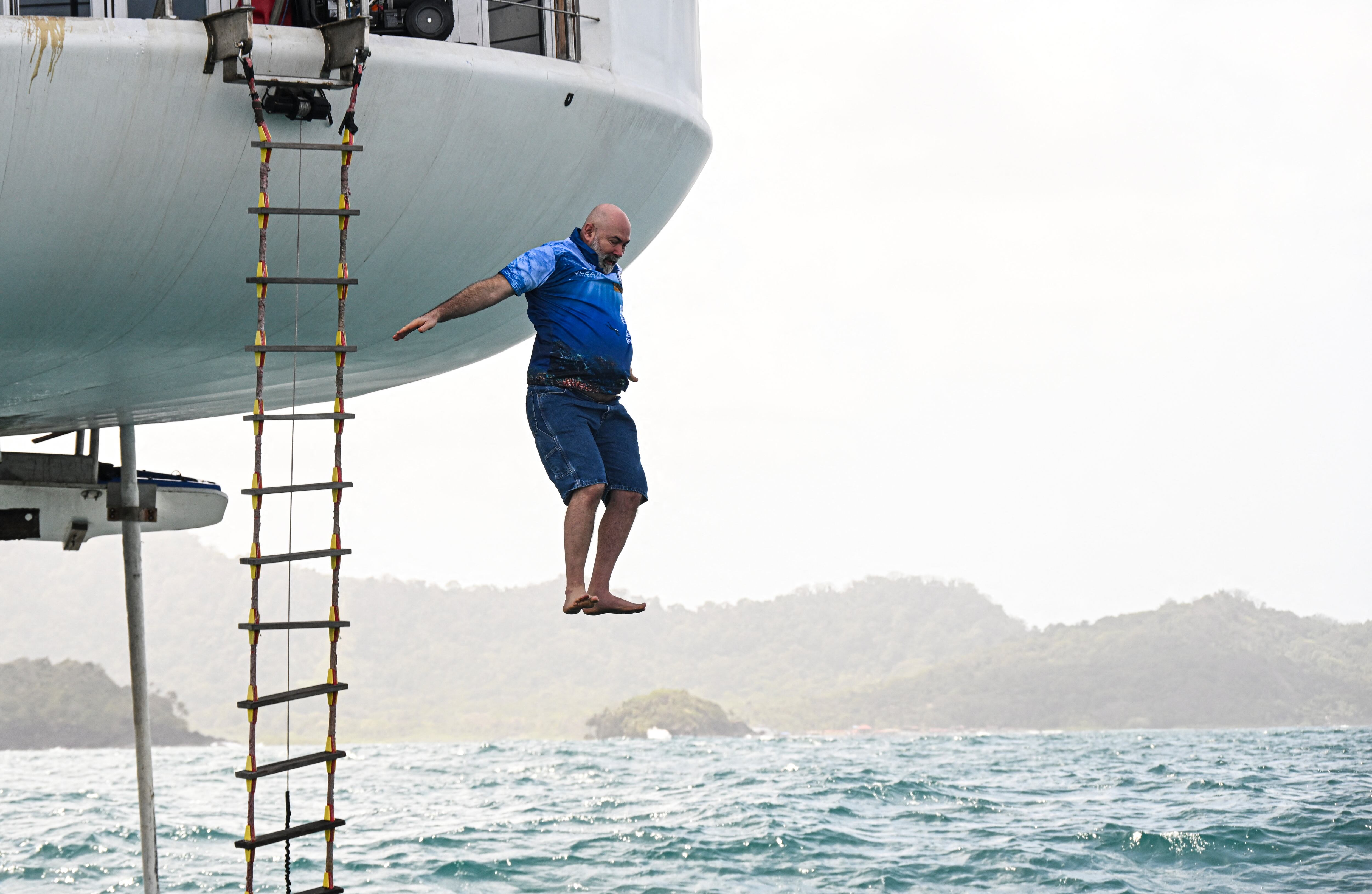 El ingeniero aeroespacial alemán Rudiger Koch, de 59 años, observa a través de una ventana dentro de una habitación submarina frente a la costa de Puerto Lindo, Panamá, el 24 de enero de 2025. Ese día, Koch está a punto de romper el récord mundial Guinness por vivir en el océano a una profundidad de once metros durante 121 días. (Foto de MARTIN BERNETTI / AFP)