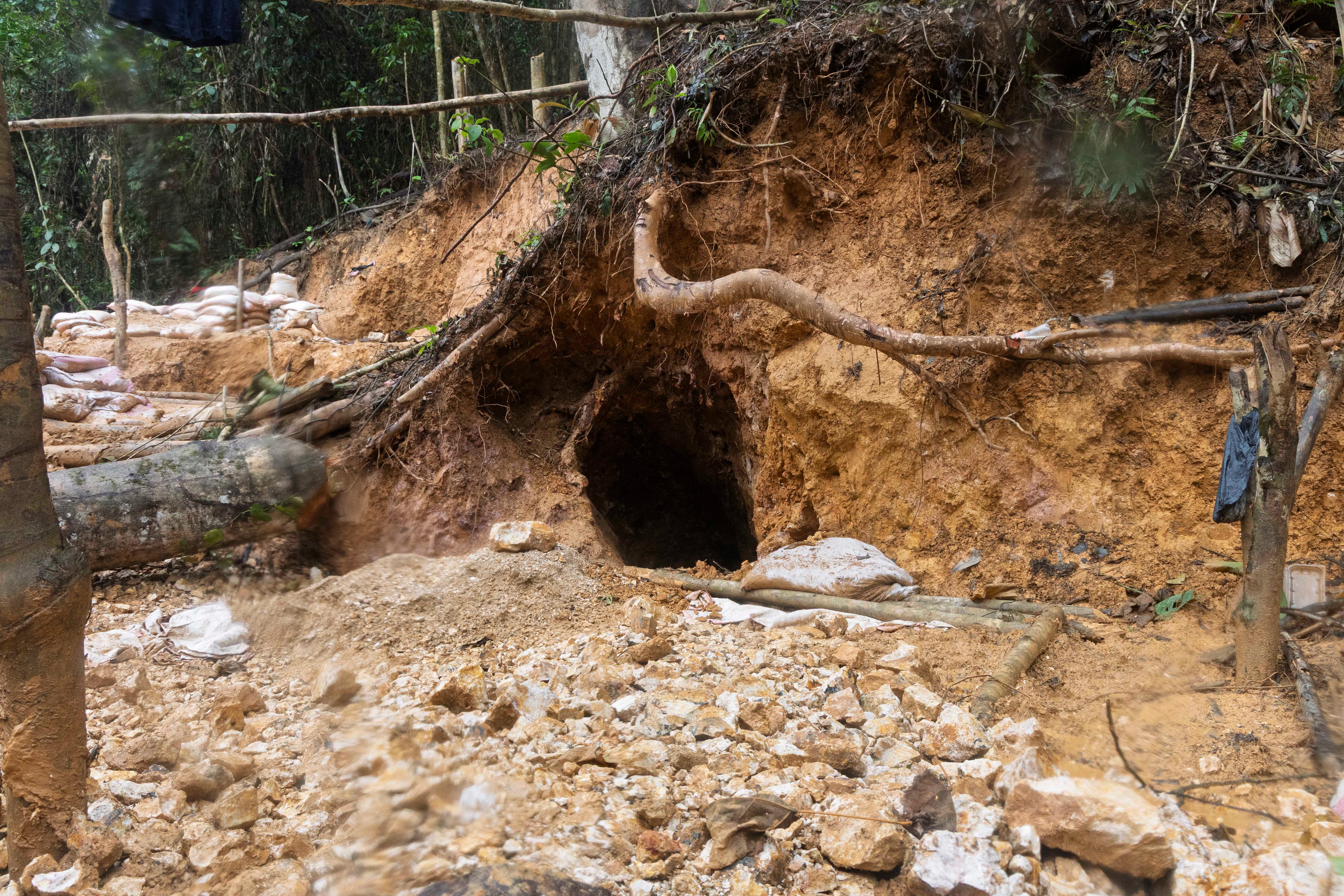 Túneles de extracción ilegal de 20 a 30 metros de profundidad en el cerro Conchudita.