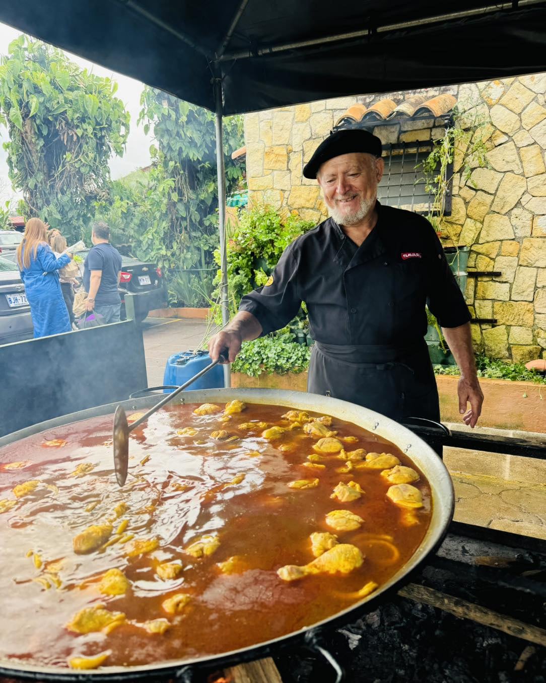 El valenciano ante su elemento. Aguilar llegó a Costa Rica con $150 al mes y una receta de paella; se fue con la Cuchara de Oro de Wikipaella, un tercer lugar en el Concurs Internacional de Sueca y treinta años de arroces que nadie olvidará.