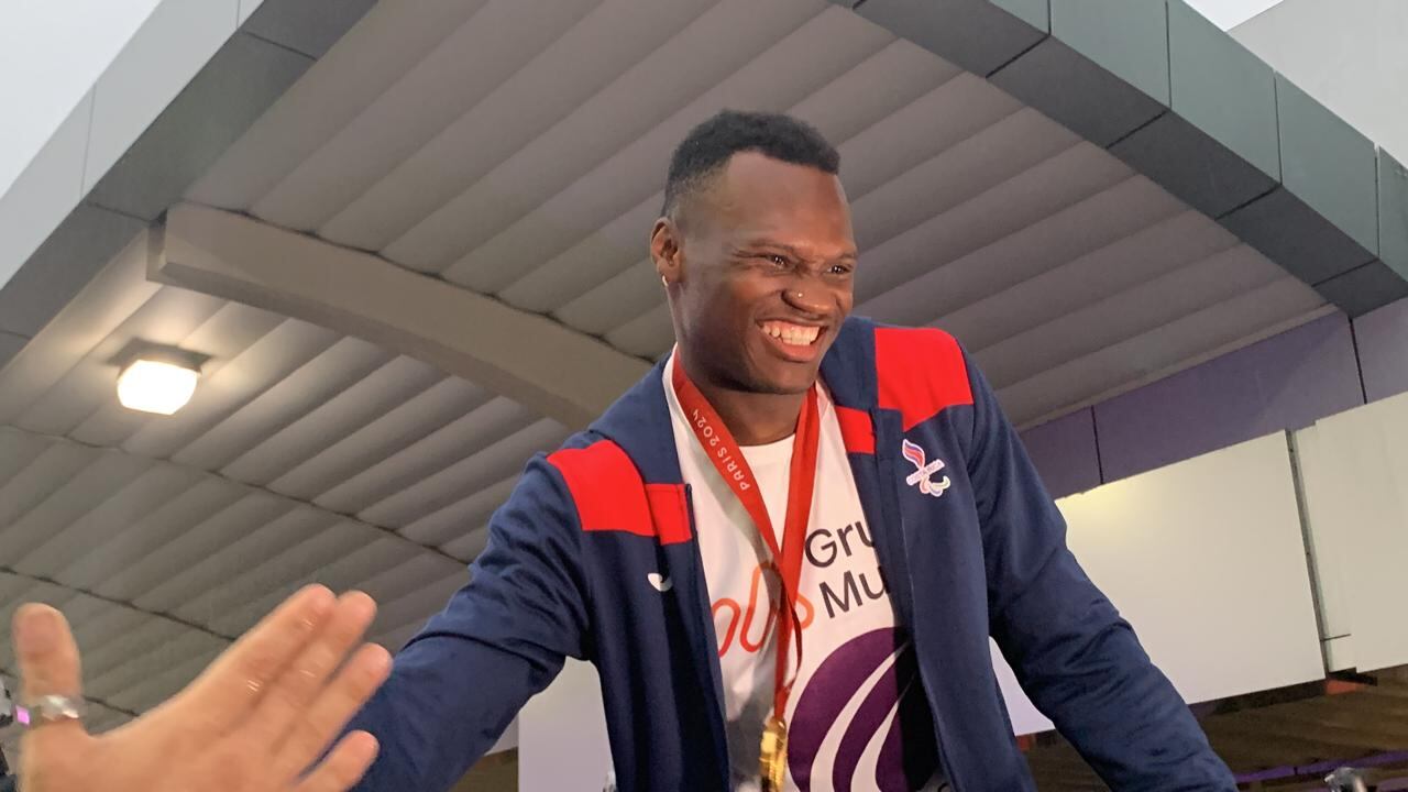 Sherman Guity a la salida del Aeropuerto Juan Santamaría.