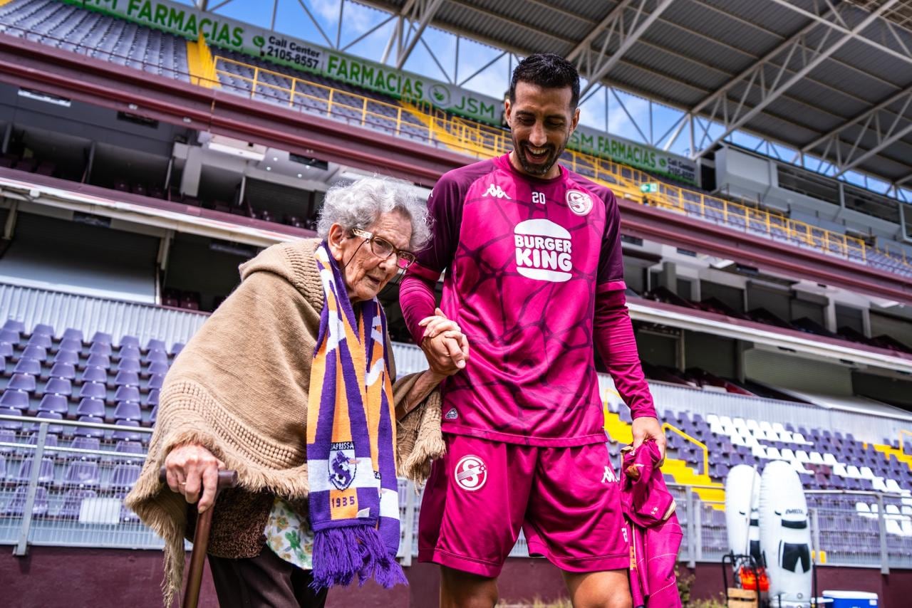 Mariano Torres le dio la bienvenida a doña Rosario Quirós, aficionada que Saprissa homenajeó previo al Clásico ante Alajuelense.