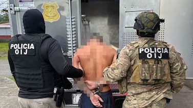 Alias Agachado, sospechoso de cometer asaltos a viviendas, trató de desarmar a oficial durante allanamiento