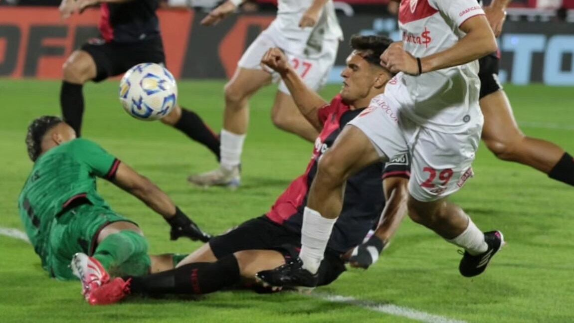 Keylor Navas volvió a ser figura con Newell's Old Boys.