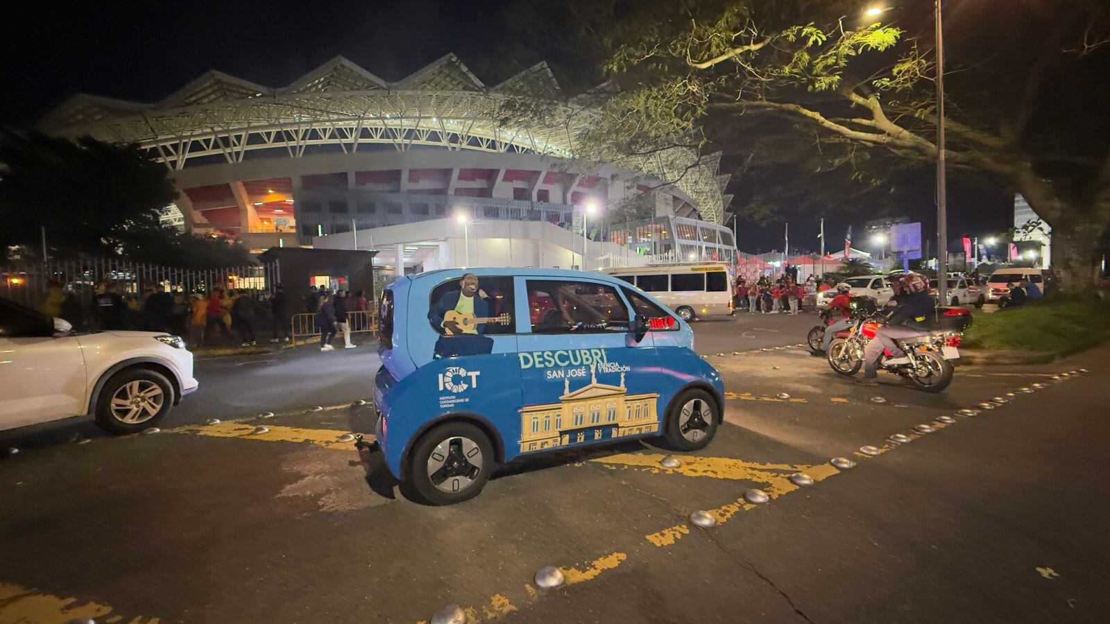 El vehículo eléctrico que acompaña la iniciativa promueve la movilidad sostenible en la capital.