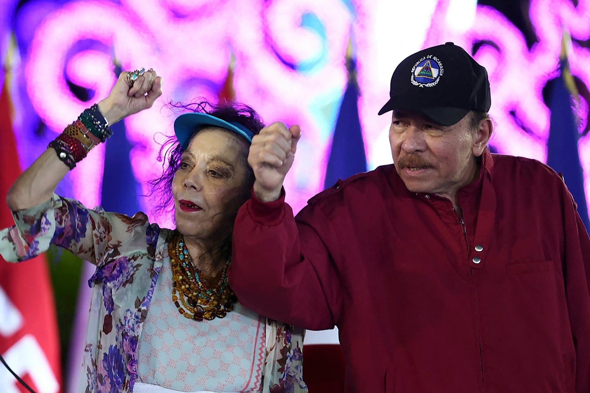 Esta foto, distribuida por el medio oficial El 19 Digital, muestra al presidente nicaragüense Daniel Ortega y a la copresidenta Rosario Murillo durante las celebraciones del Día del Trabajo en Managua el 30 de abril pasado. Fotografía: