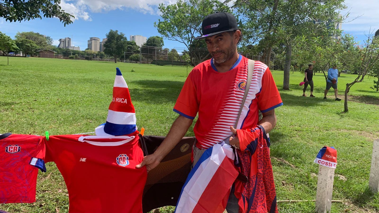 Costa Rica vs. Honduras
Eliminatoria mundialista Concacaf 2025
Emiliano Palacios
Vendedor de camisetas
18 de noviembre del 2025
Fotografía: Juan Diego Villarreal