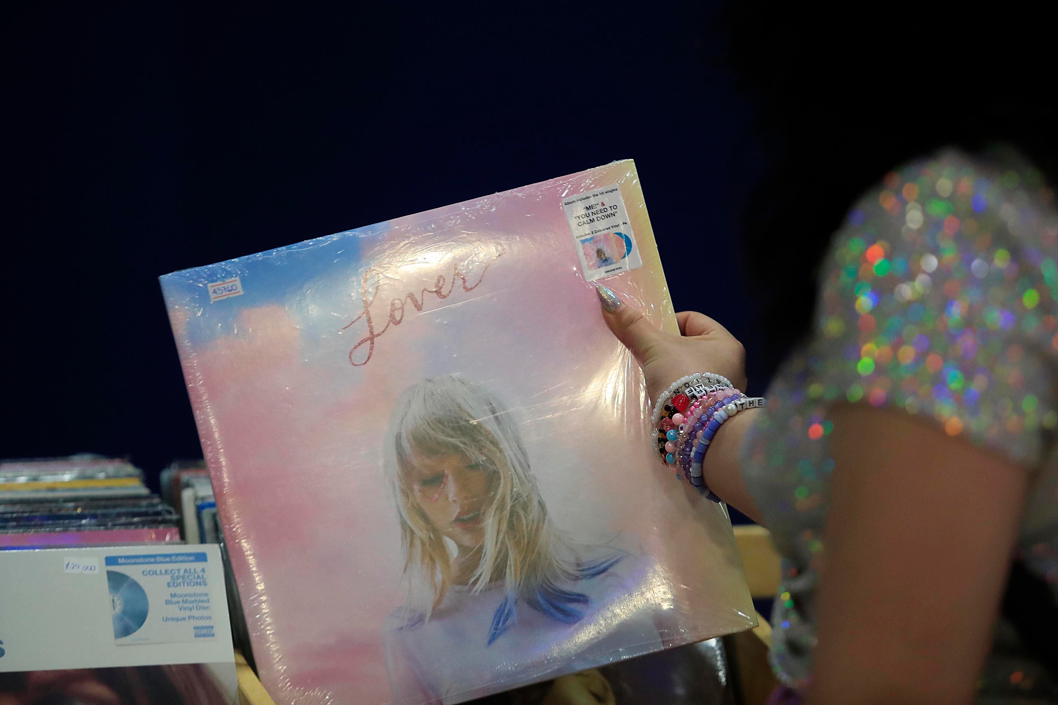 13/10/2023 Cinépolis, Plaza Lincoln. Fans de Taylor Swift disfrutaron de la película The Eras Tour de la cantante estadounidense. Previo a la proyección las muchachas, jóvenes y niñas, intercambiaron pulseras y lucieron vestidos y looks que identifican a la artista.