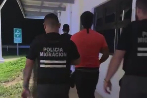 Panameños detenidos en la frontera