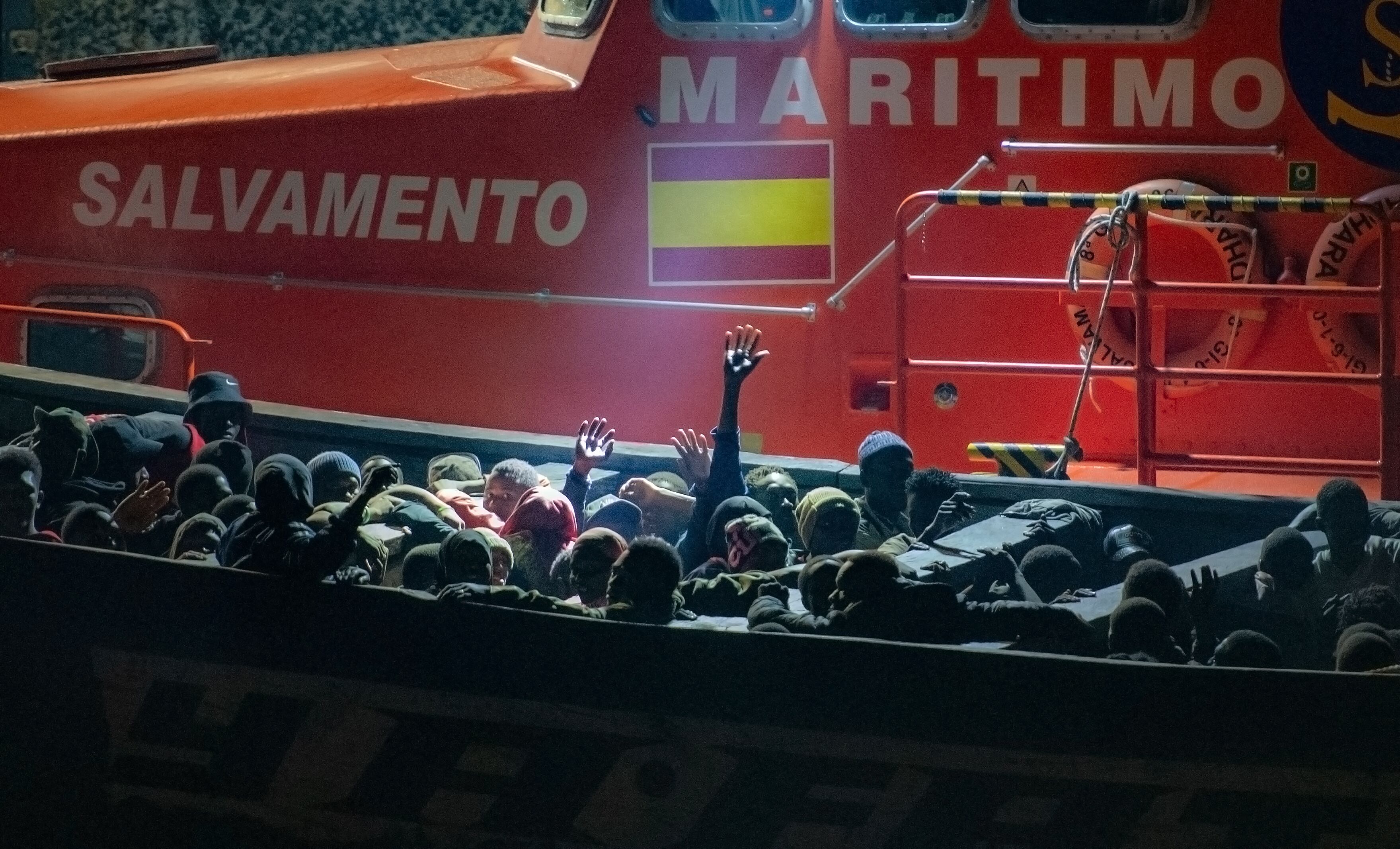 Barco con migrantes hacia España