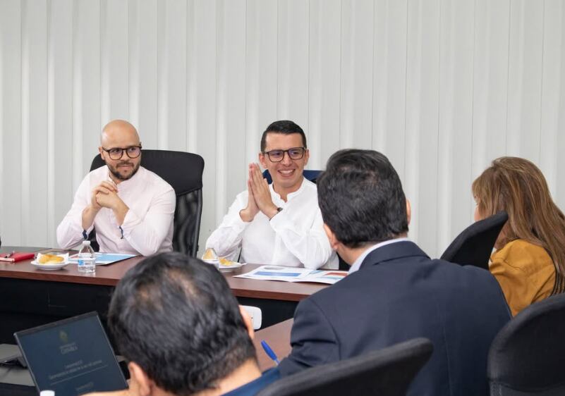 Luis Vega (izquierda) acompañó al alcalde de San José, Diego Miranda Méndez, en abril de 2024, a una reunión en el Lanamme.