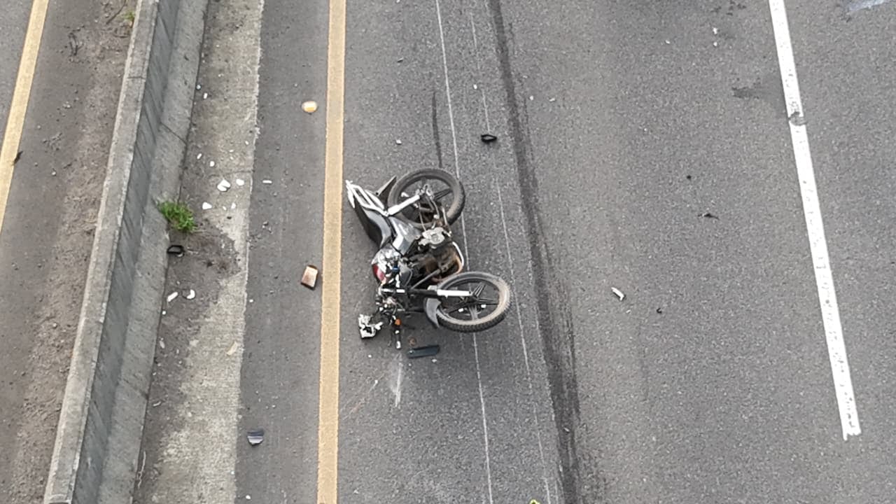 En apariencia, el motociclista fallecido intentó cruzar la barrera divisoria, sobre la ruta 32.