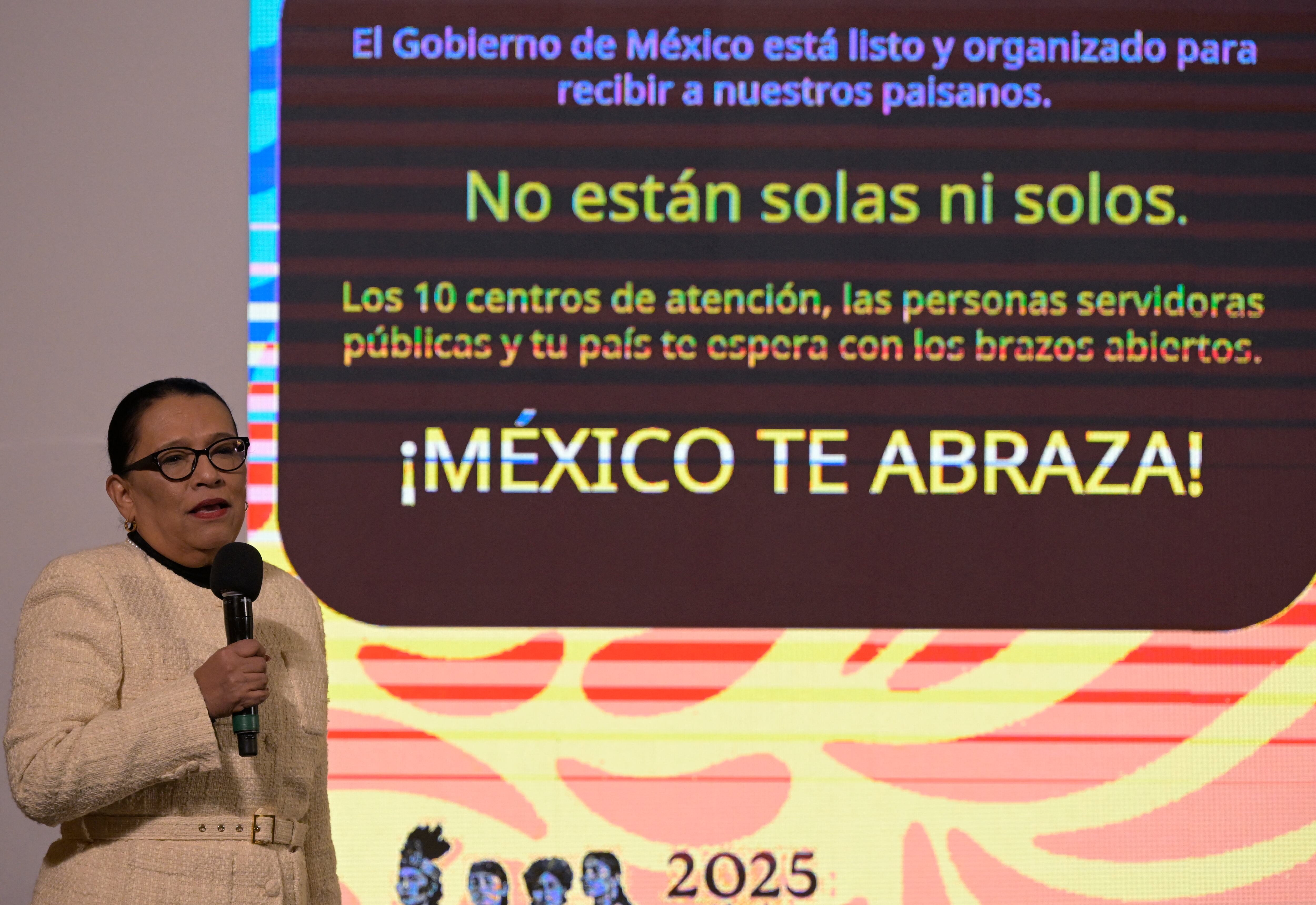 La secretaria de Gobernación de México, Rosa Icela Rodríguez, habla durante la conferencia de prensa diaria de la presidenta de México, Claudia Sheinbaum, en el Palacio Nacional en la Ciudad de México sobre ayuda a migrantes.