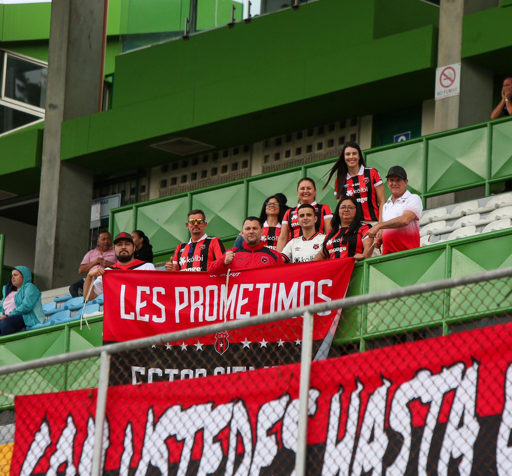 Hubo aficionados que acompañaron a las leonas de Liga Deportiva Alajuelense en Guatemala.