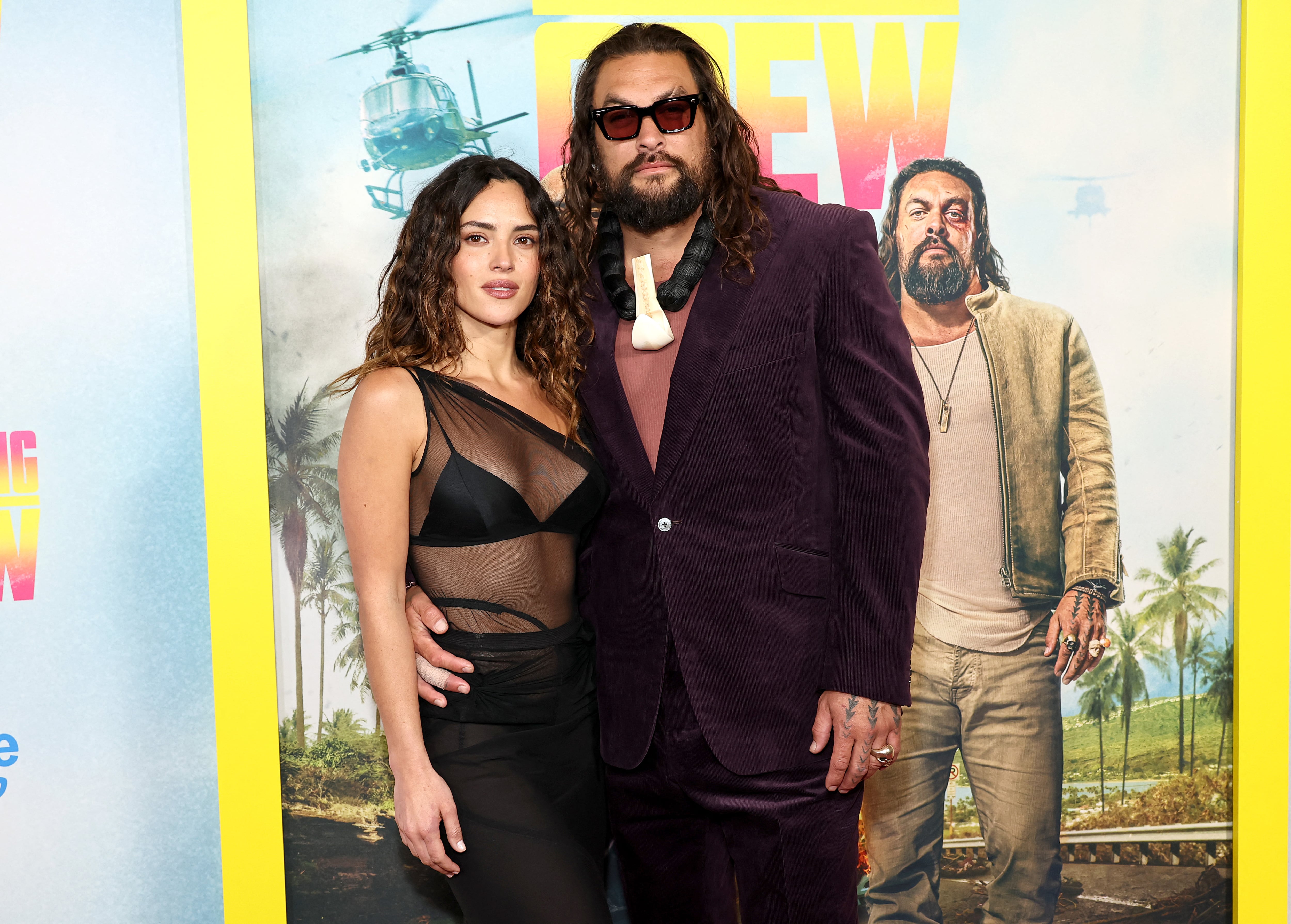Jason Momoa y Adria Arjona posaron juntos en Nueva York durante la première de 'Dupla peligrosa', en una inusual aparición pública de la pareja.