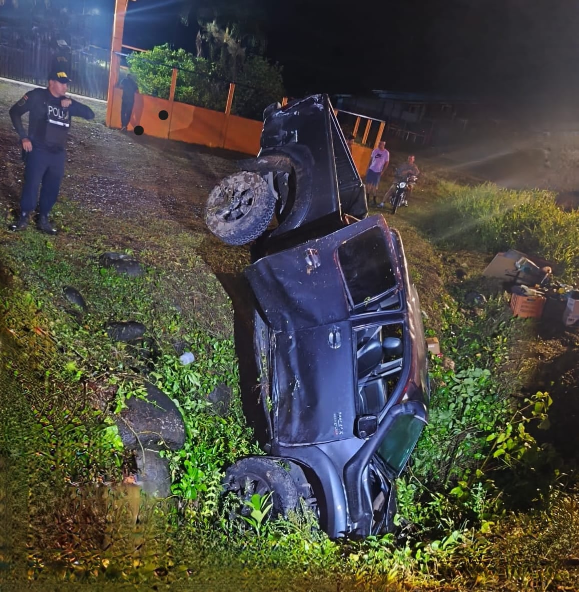 Vehículo marca Toyota sufrió graves daños.