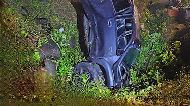 Huye a toda velocidad de un intento de bajonazo, pero termina con su vehículo destruido