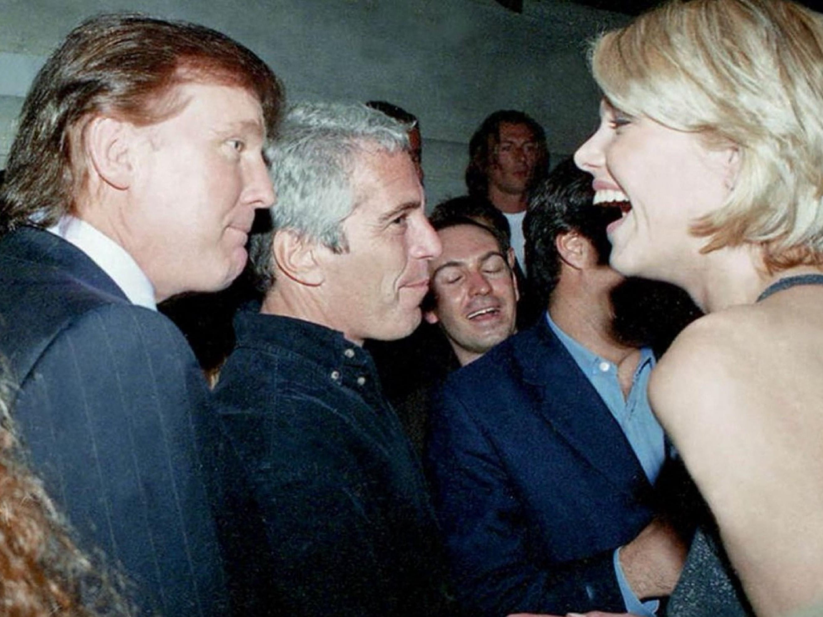 Los demócratas publicaron 19 nuevas fotografías que relacionan a Jeffrey Epstein con figuras reconocidas, incluidos Trump y Clinton.