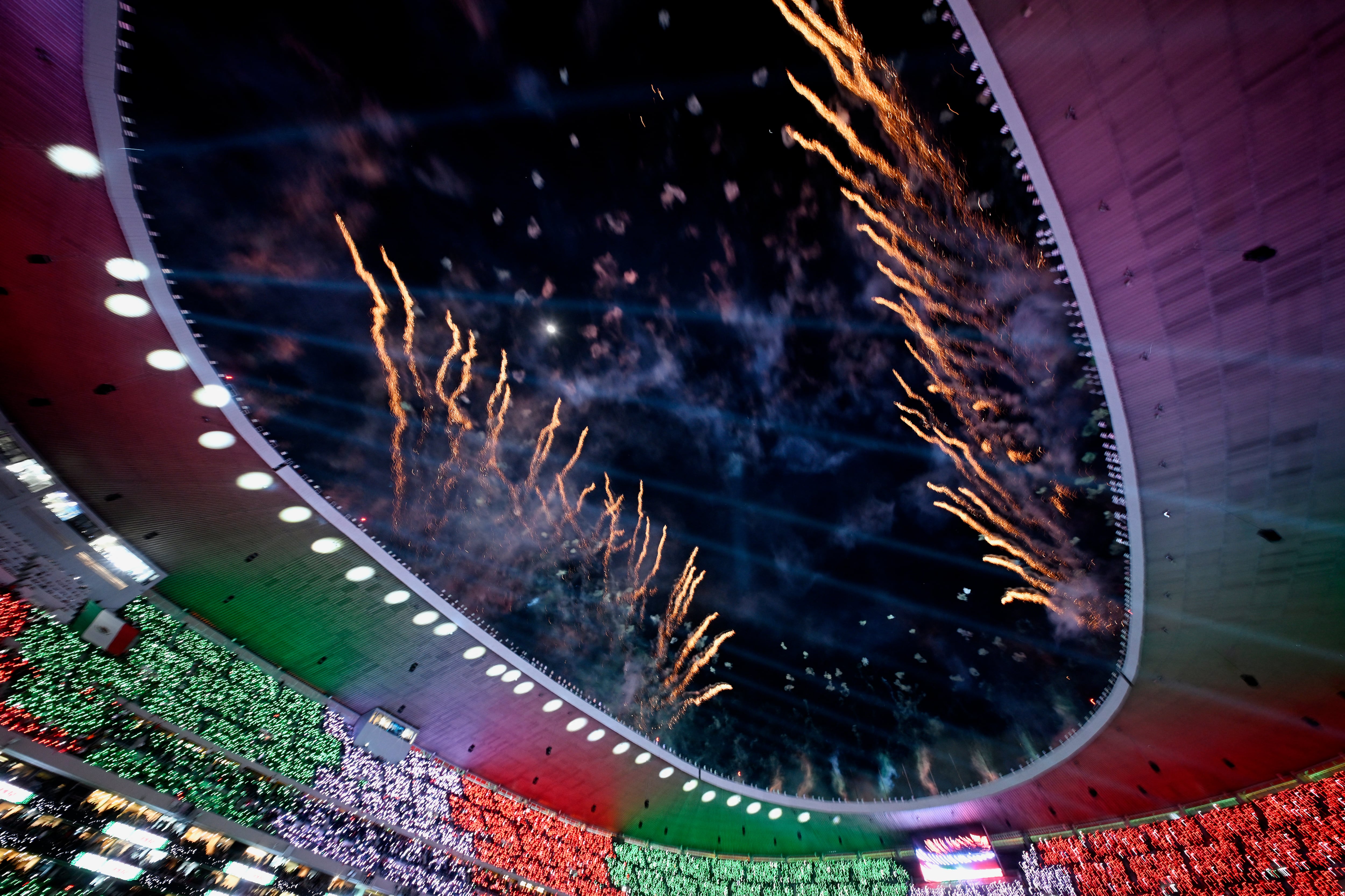 Los fuegos artificiales y la multitud haciendo la bandera de México fueron parte de los actos de reinauguración del nuevo Estadio Azteca este sábado 28 de marzo.