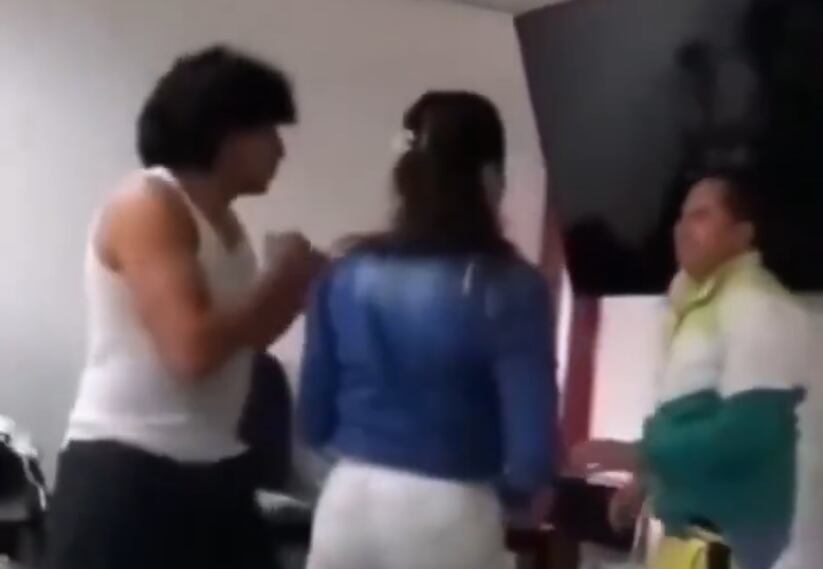 Un video muestra el momento en el que el alumno le propina un golpe al profesor.