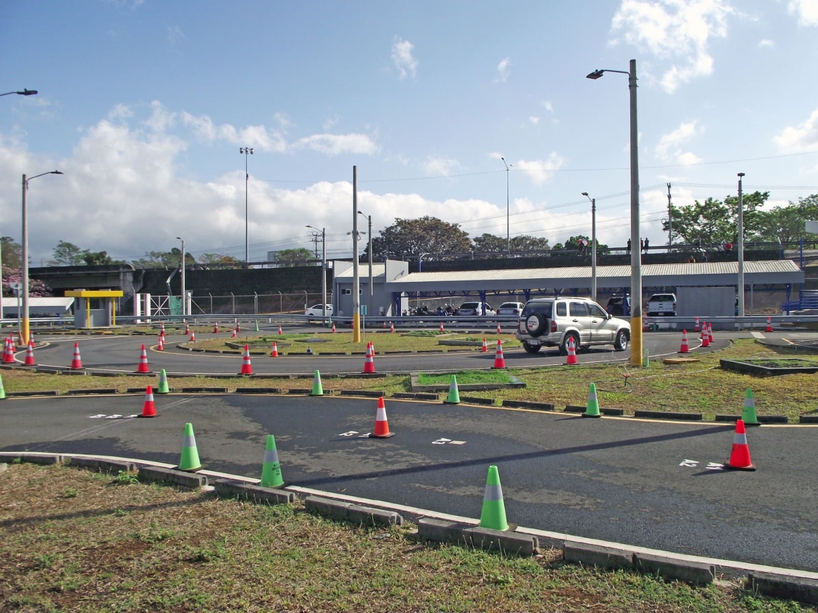Desde que el pasado 11 de enero se abrió Ciudad Vial, ubicada a un costado del parque de La Paz. Hasta el pasado 29 de febrero, el Ministerio de Obras Públicas y Transportes (Mopt) confirma que se dieron en total 8.708 citas, en promedio 240 espacios diarios. Gary Jiménez Badilla, Jefe del Departamento de Evaluación de Conductores.